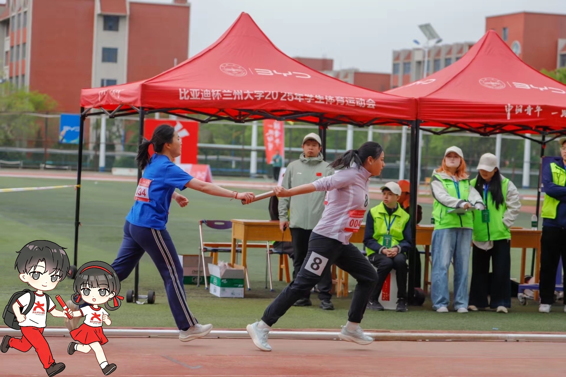 接力赛中运动员交接棒