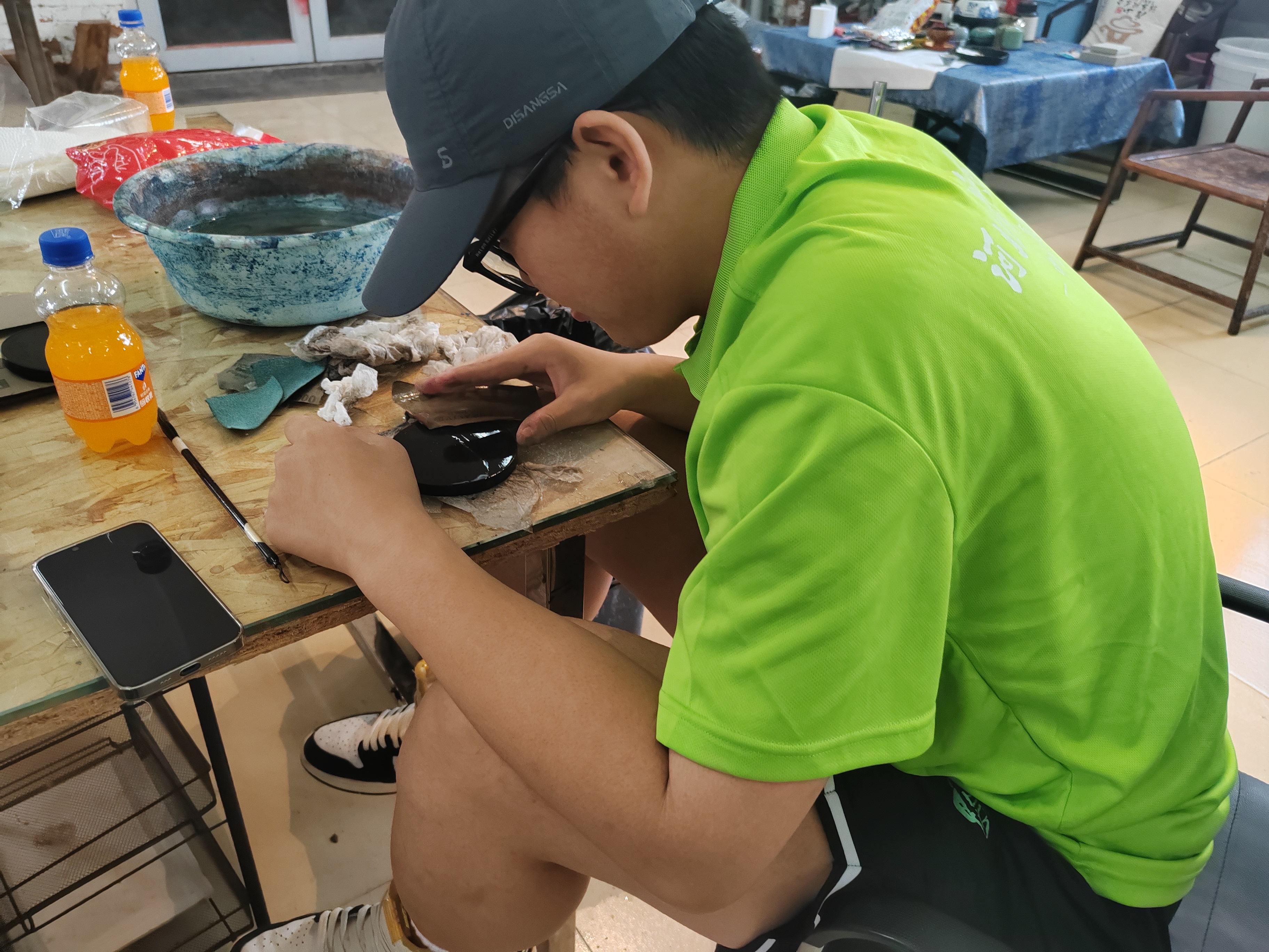 4.实践队员体验漆板制作打磨程序.jpg