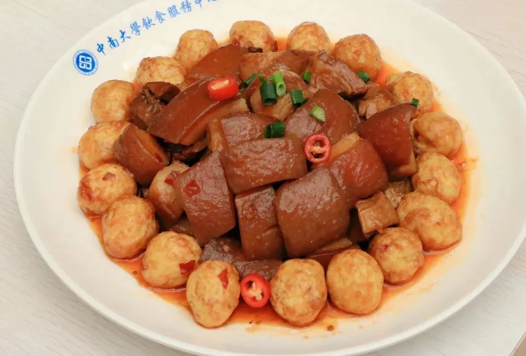 四食堂网红菜品重磅回归！
手慢无，快来打卡！
小南已经迫不及待去打卡啦~
但愿全新升级的四食堂，不只是吃饭的地方，更是温暖的港湾，记录你的青春味道！