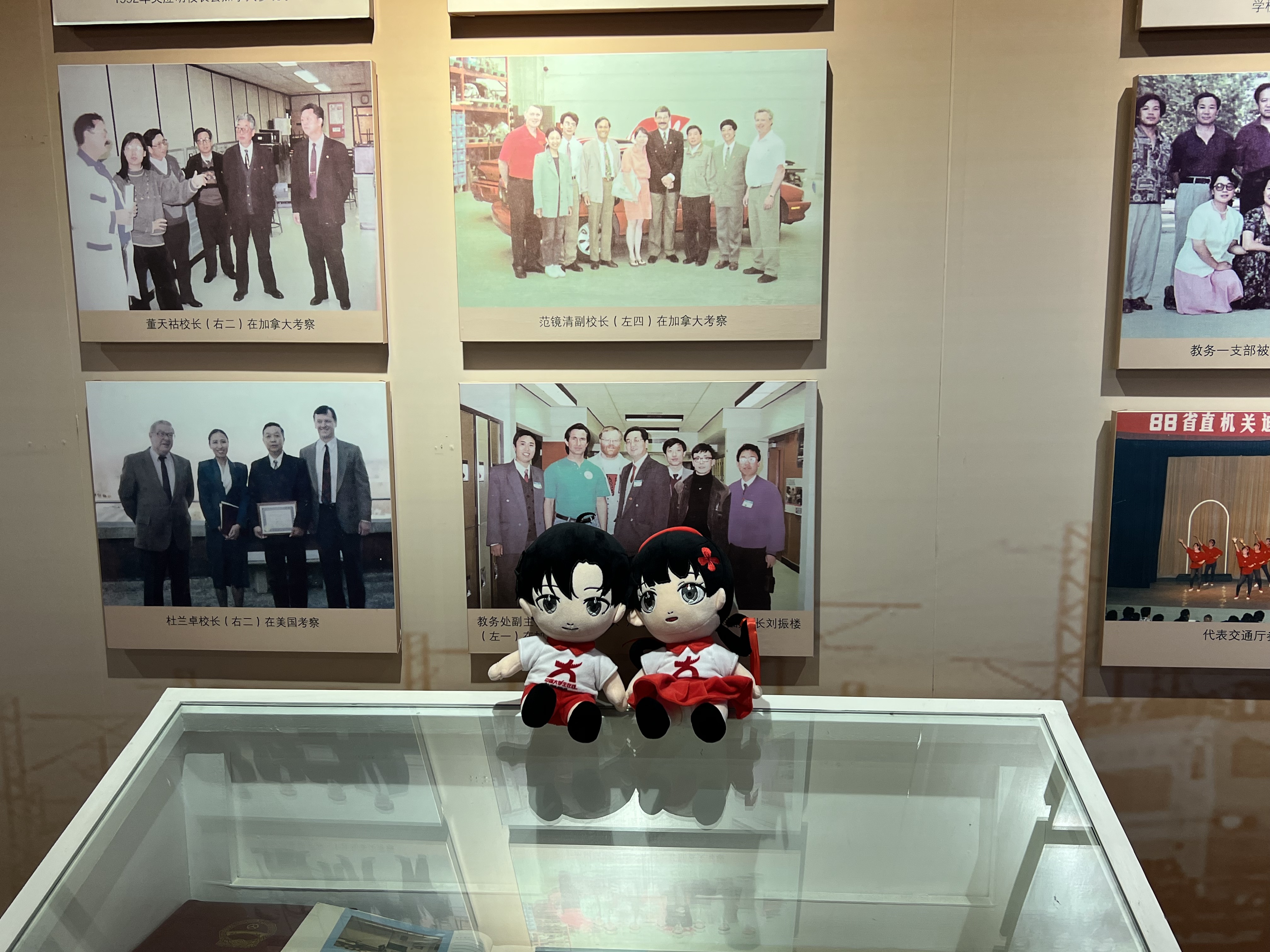 小中带新同学参观校史馆