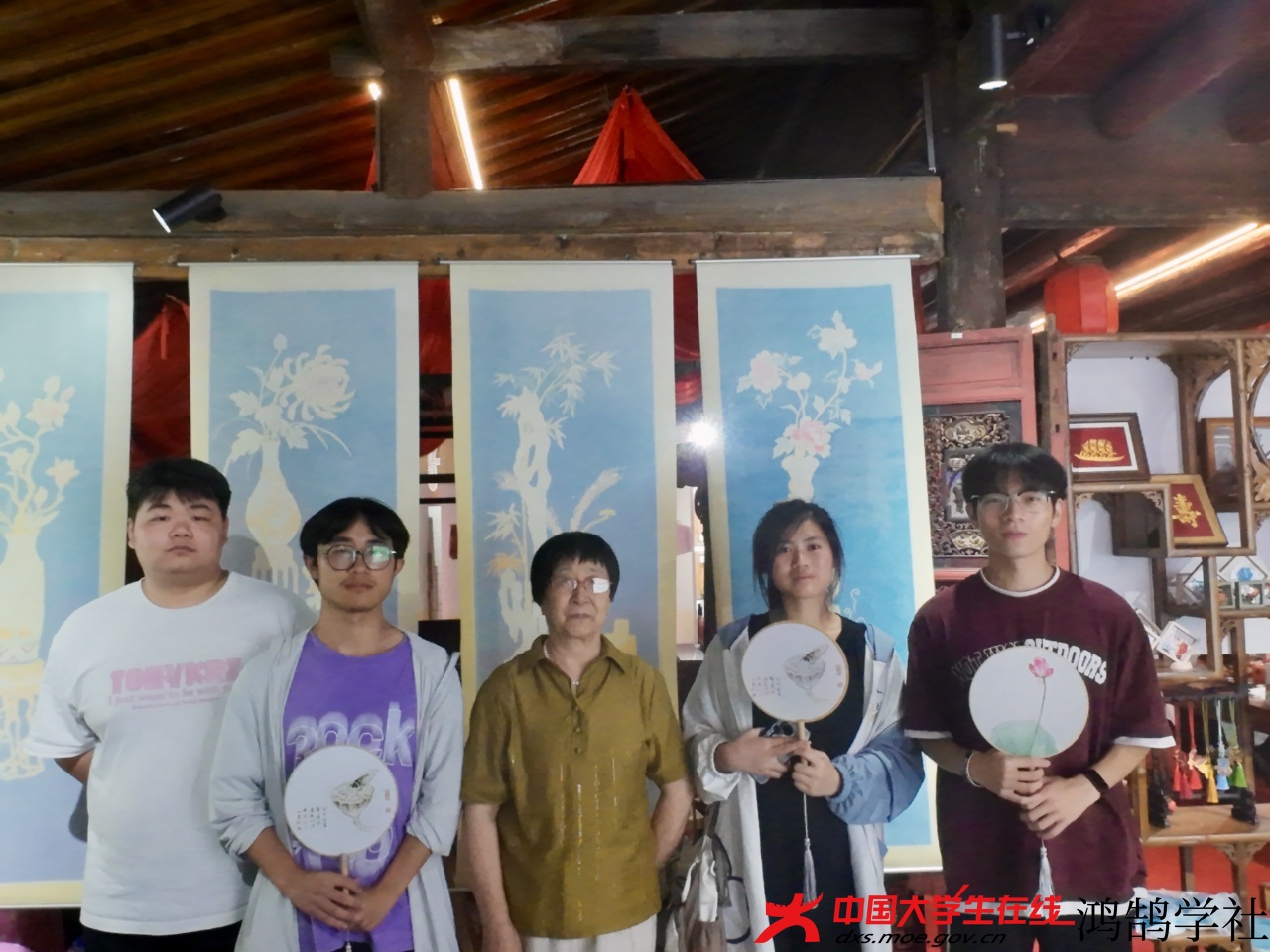 浙大宁波理工学院鸿鹄学社文化传承团成员在金银彩绣活动中与刺绣师傅合照.jpg 浙大宁波理工学院鸿鹄学社文化传承团成员在金银彩绣活动中与刺绣师傅合照.jpg