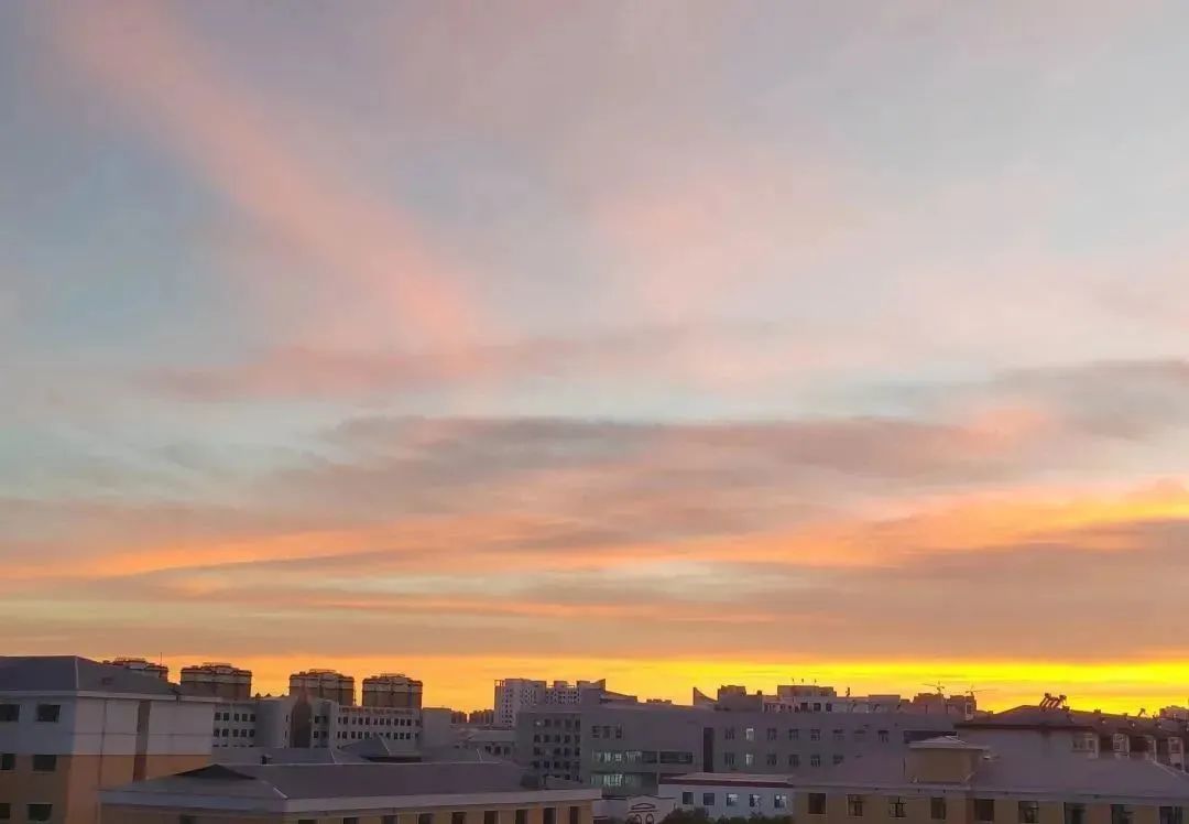 夕阳用它美丽的画笔为天空增加色彩