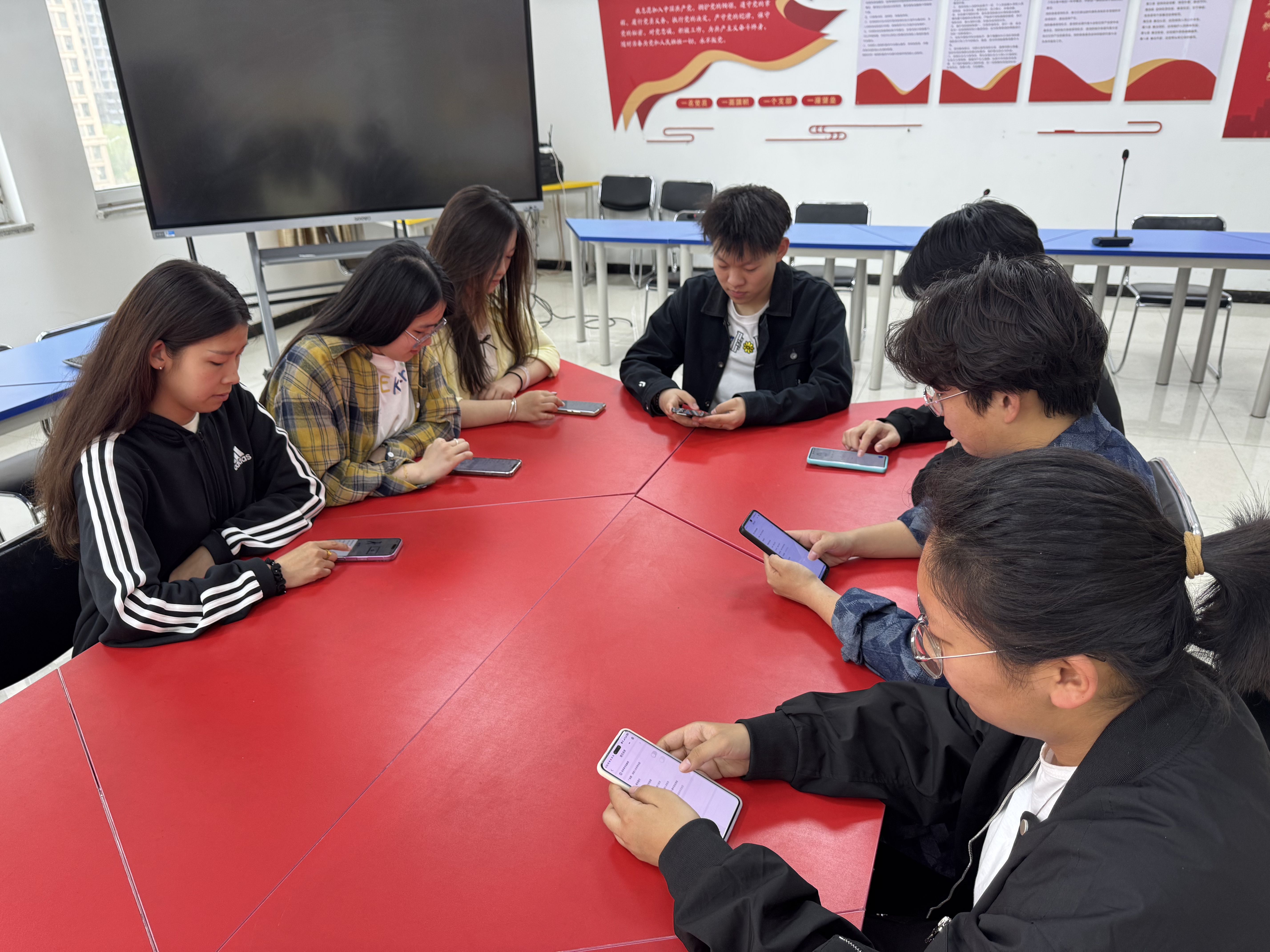 学生尝试操作平台.jpg 学生尝试操作平台.jpg