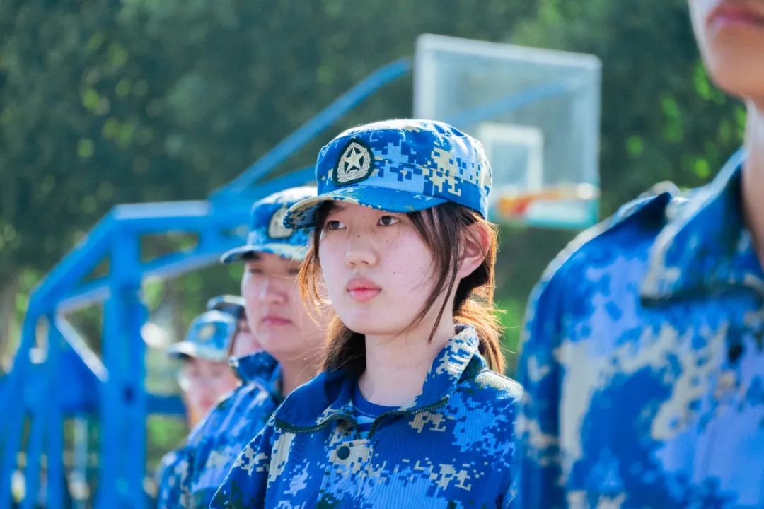 大学快来看临沂大学23级新生的军训现场迷彩争辉 意气风发眼神坚毅