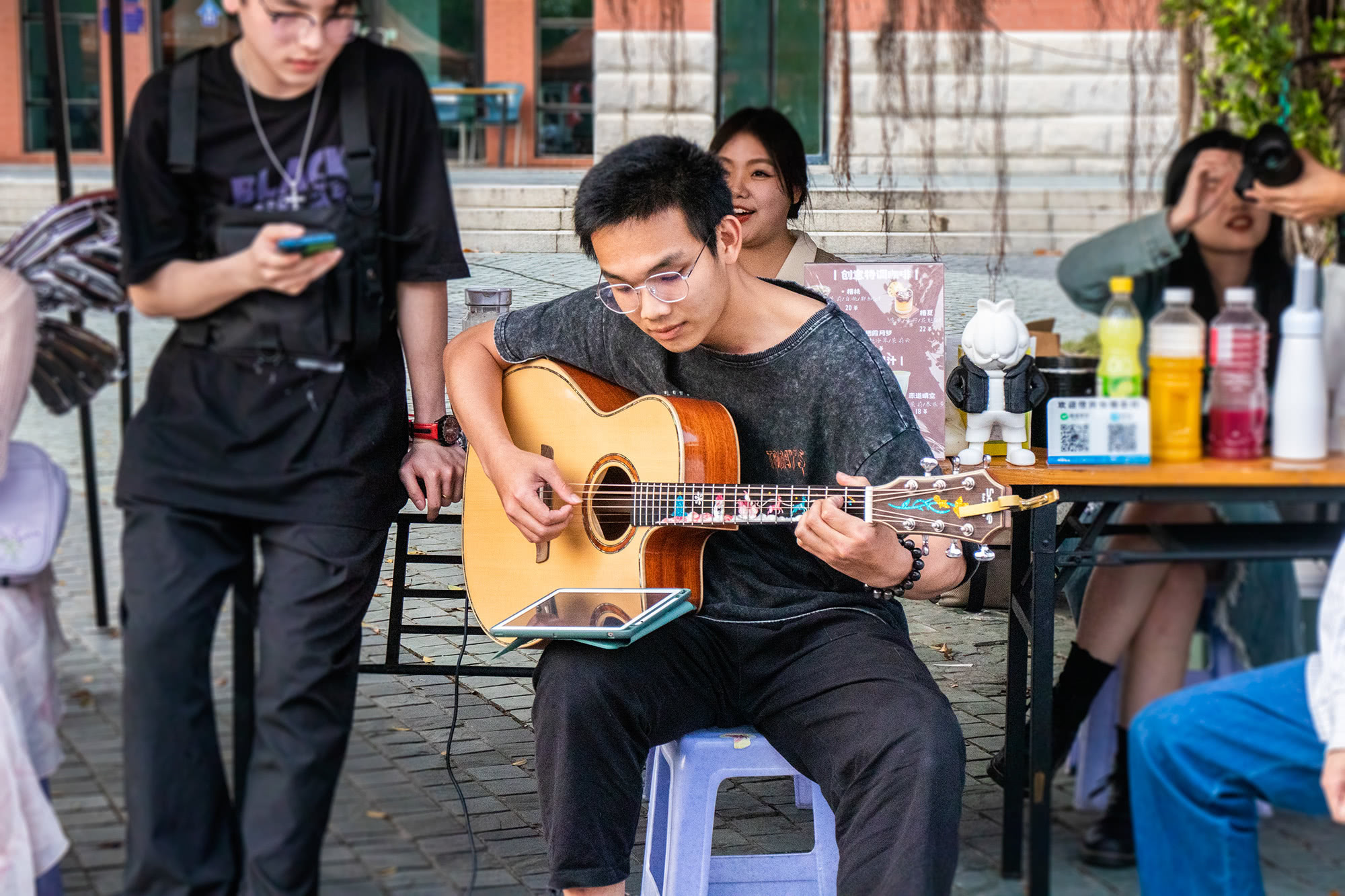 吉他弹唱一度成为创意集市的焦点。（摄影：吴棋滢）