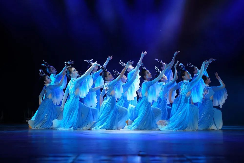 会计学院 |《象山水月》：以桂林山水的自然风光为背景，巧妙地将中国传统文化元素与现代舞蹈语言融为一体，展现了人与自然和谐相处的美丽画卷。