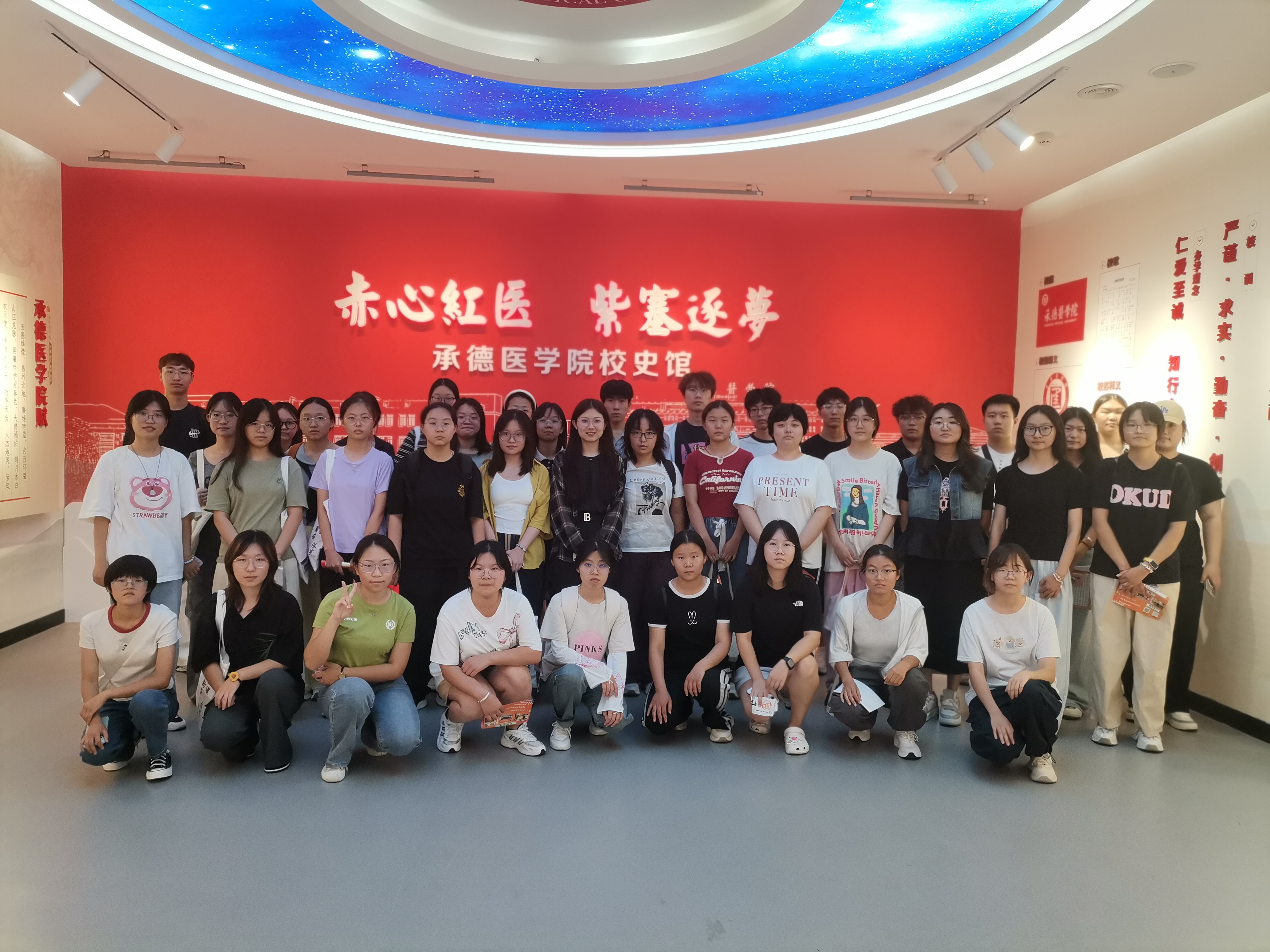 15新生参观校史馆合影.jpg 15新生参观校史馆合影.jpg