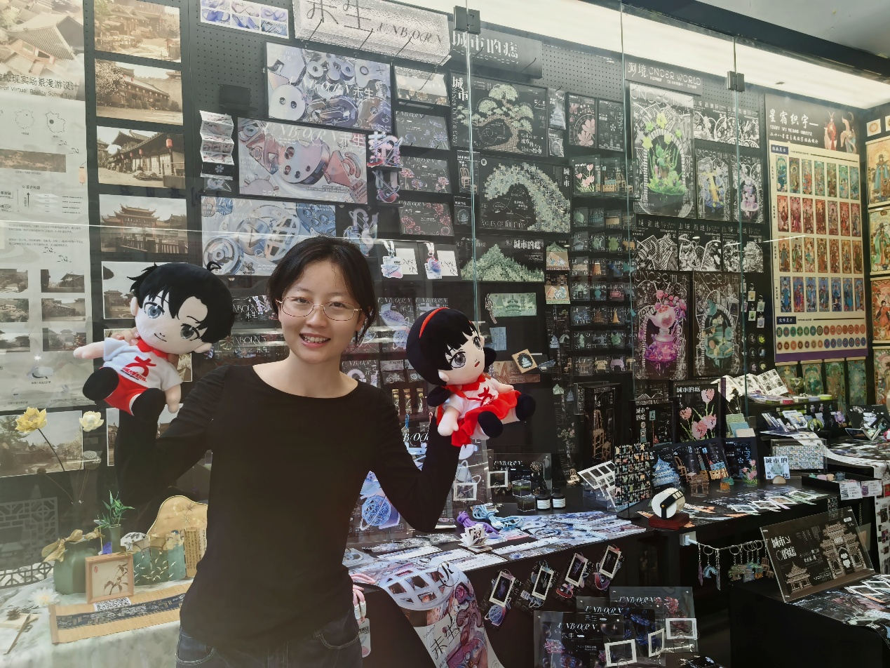 小嚴同學帶著小中一起來感受藝術傳媒學院的展覽主題《未生》，從設計里發現藝術，從藝術里發現生活。