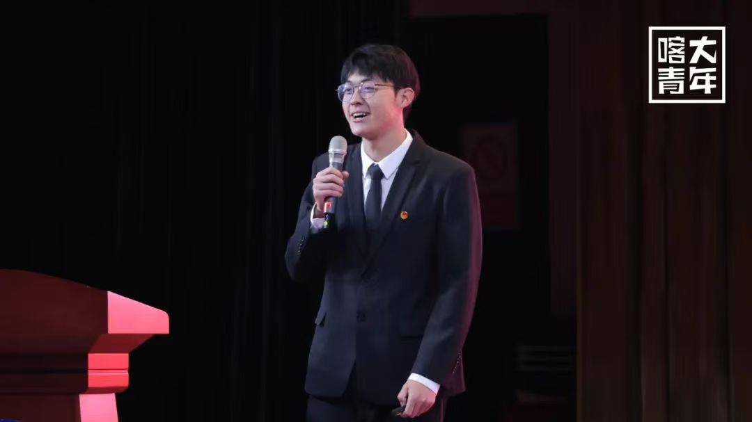图为“五个人人标兵”邓鑫睿讲述自己练习毛笔字的故事。毕家悦 供图