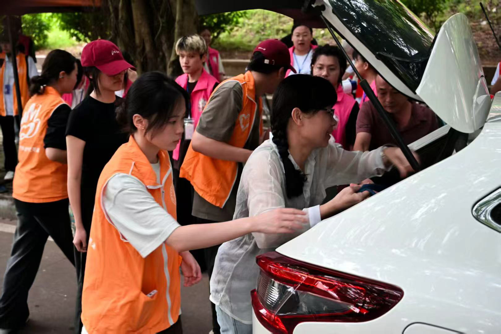 龚小榕搬行李（摄影：王煜恺）.jpg