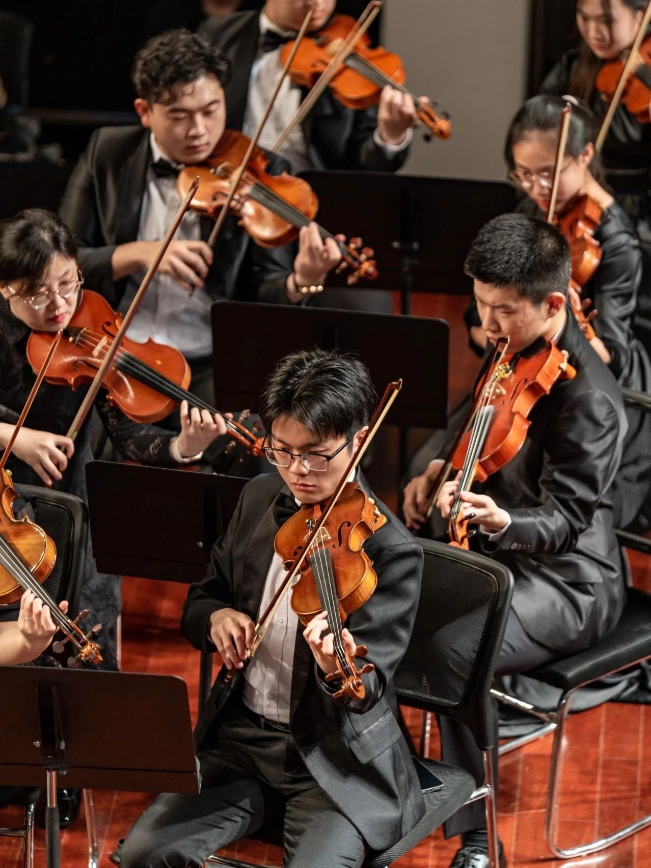 影视作品配乐《海霞》组曲、《歌剧魅影》组曲、音乐剧《音乐之声》交响组曲等演奏曲目乐声悠扬；原创作品《乐游中华》，《降E大调第二单簧管协奏曲》《春天的芭蕾》《金银舞圆舞曲》《丹松舞曲》等演奏曲目精彩纷呈