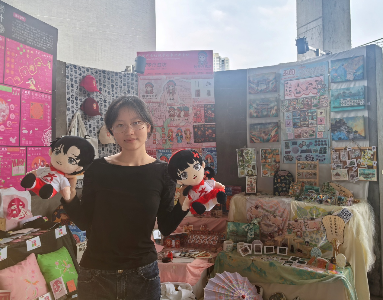 小中兄妹祝愿重慶移通學院的畢業生未來可期。