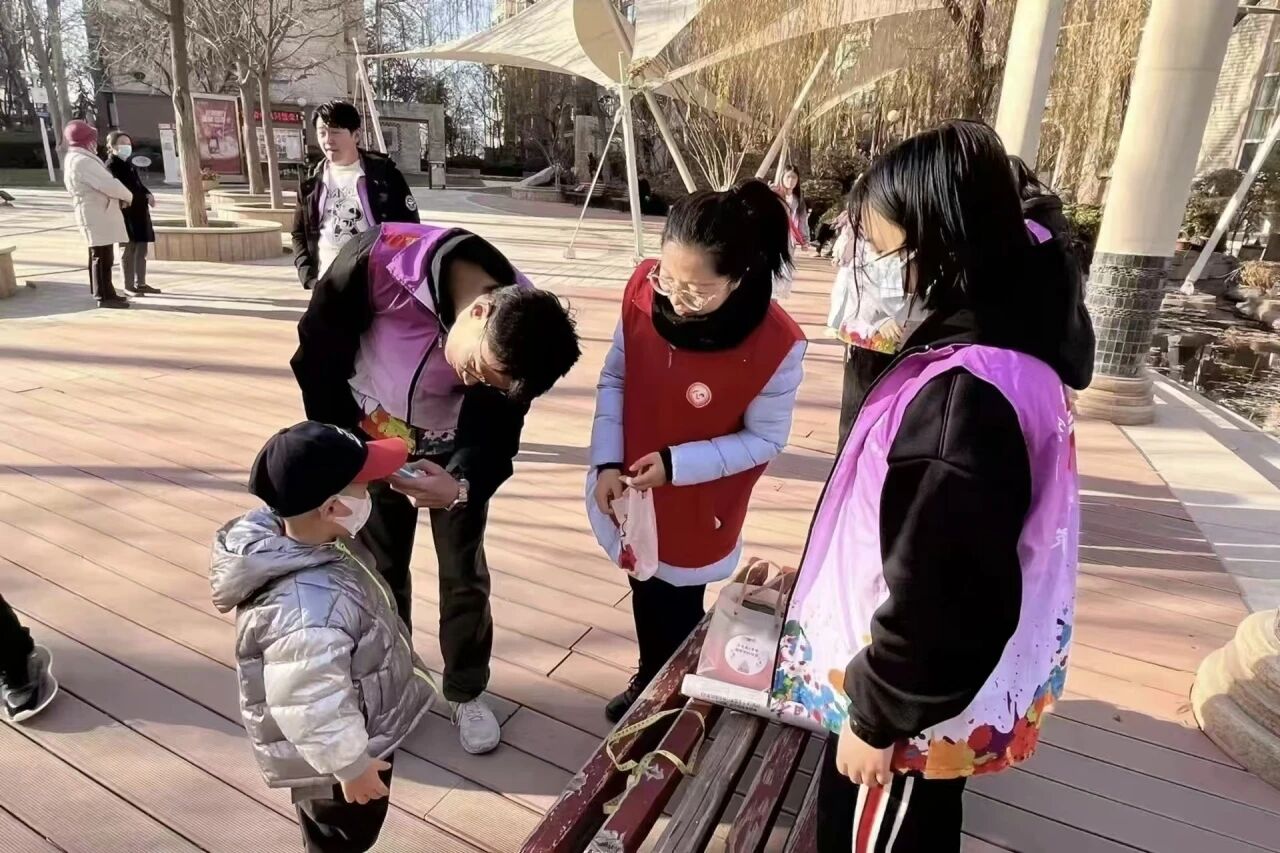 图为志愿者开展社区宣讲 图源：青年志愿者指导中心.jpg