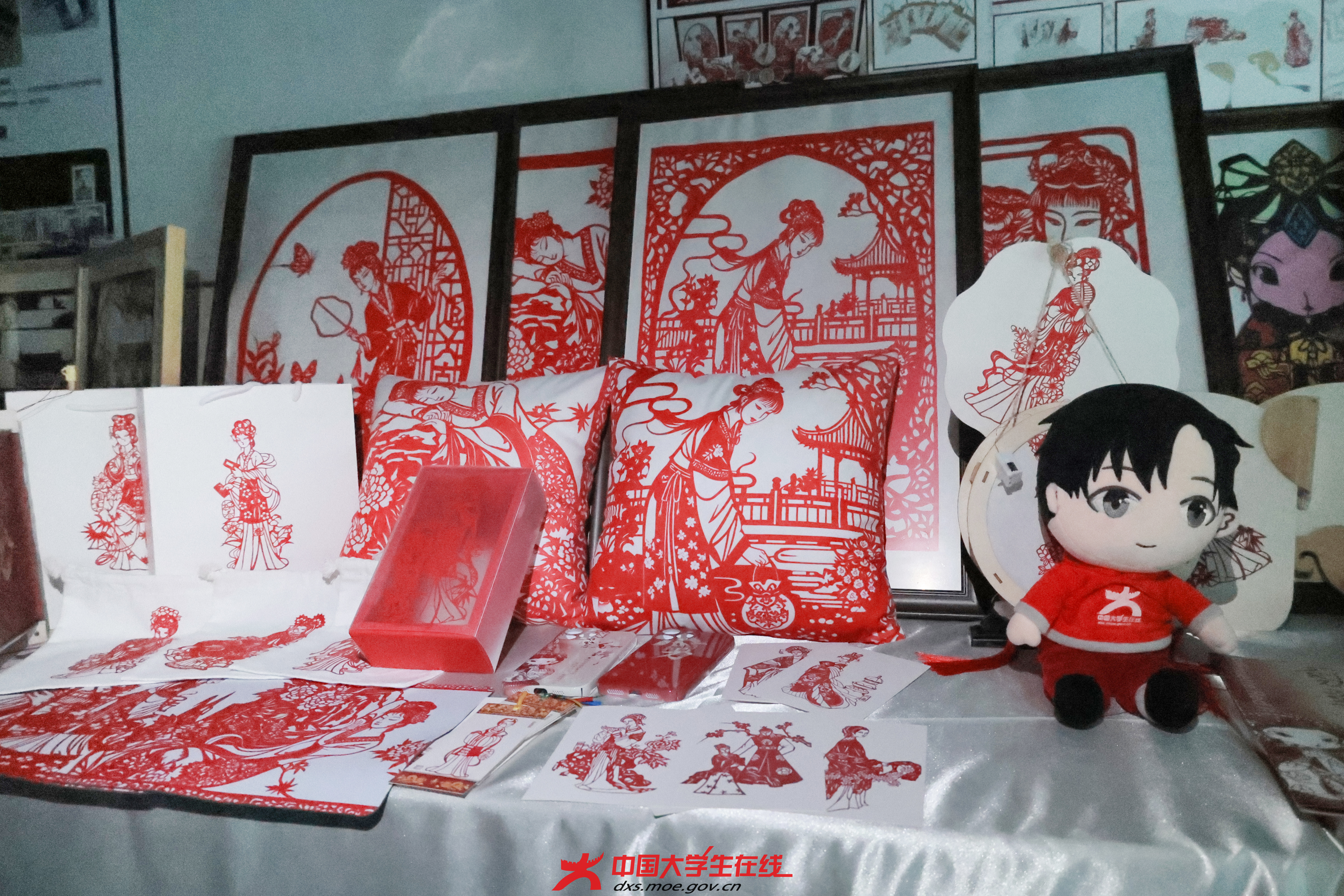 作为职教周系列活动的重要组成部分，本次作品展以“梦启艺途·视觉逐光”为主题，通过环境设计、文创产品开发、动漫衍生设计、新媒体艺术及动画等专业语言，诠释梦想与光的多样形态。（校园网络通讯站 摄）