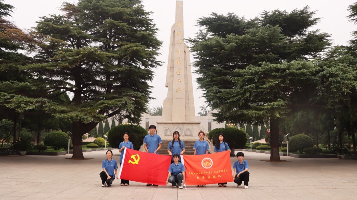 3-实践队员于安阳烈士陵园合影 张子莫摄(1).jpg