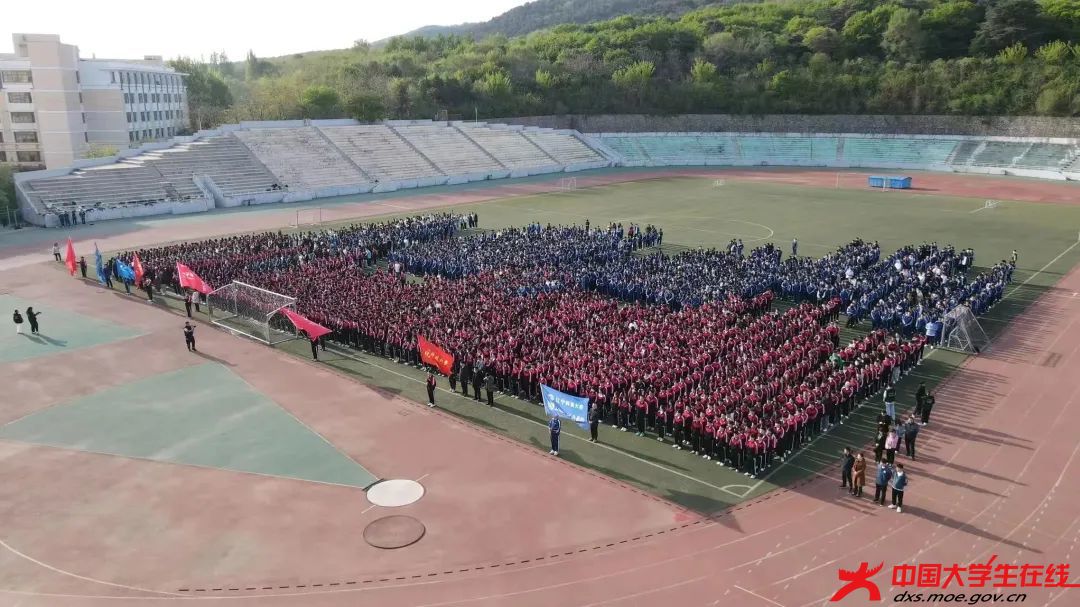 同学们身着校服参加升旗仪式.jpg 同学们身着校服参加升旗仪式.jpg