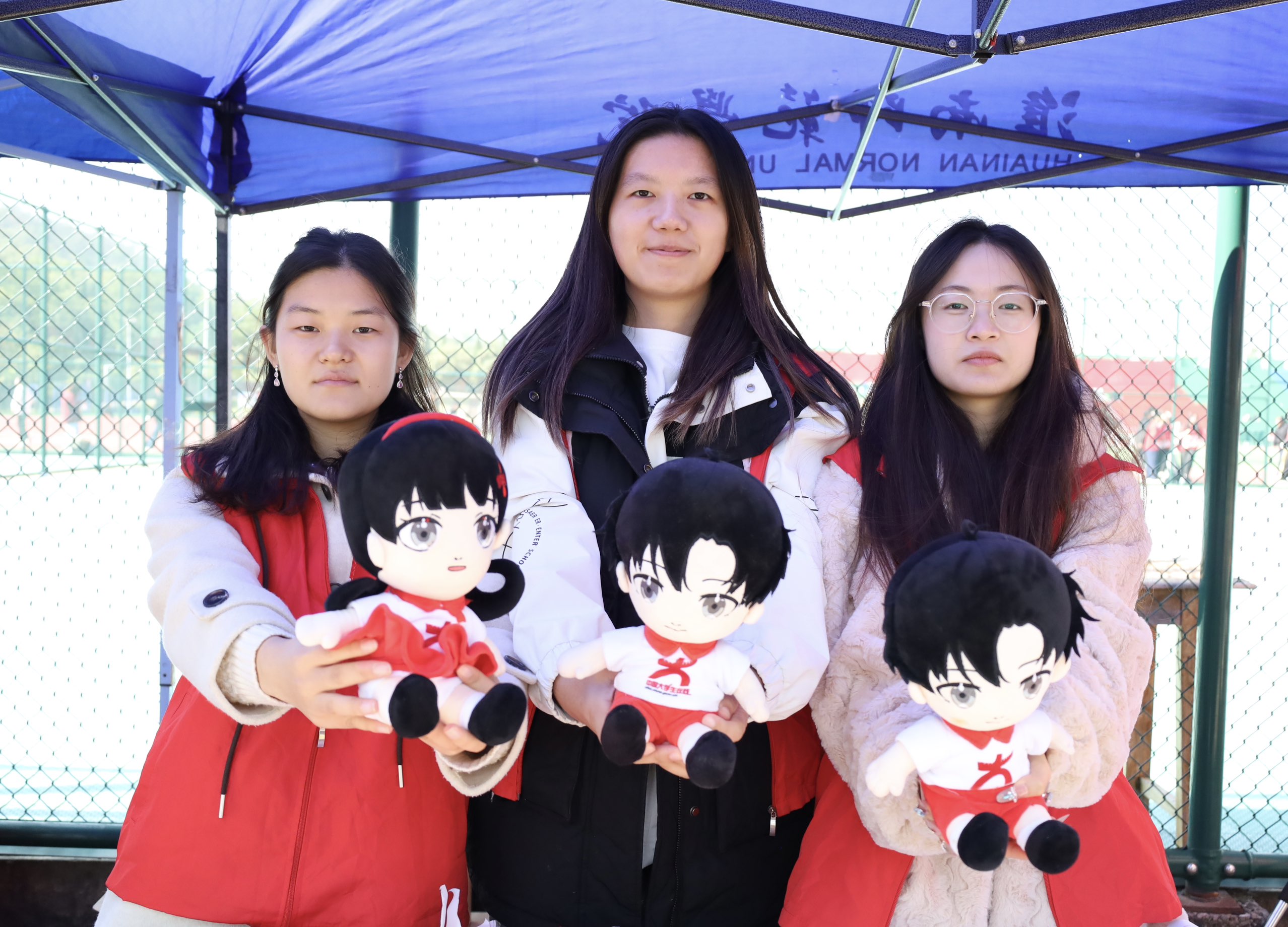 志愿者与小中兄妹合影