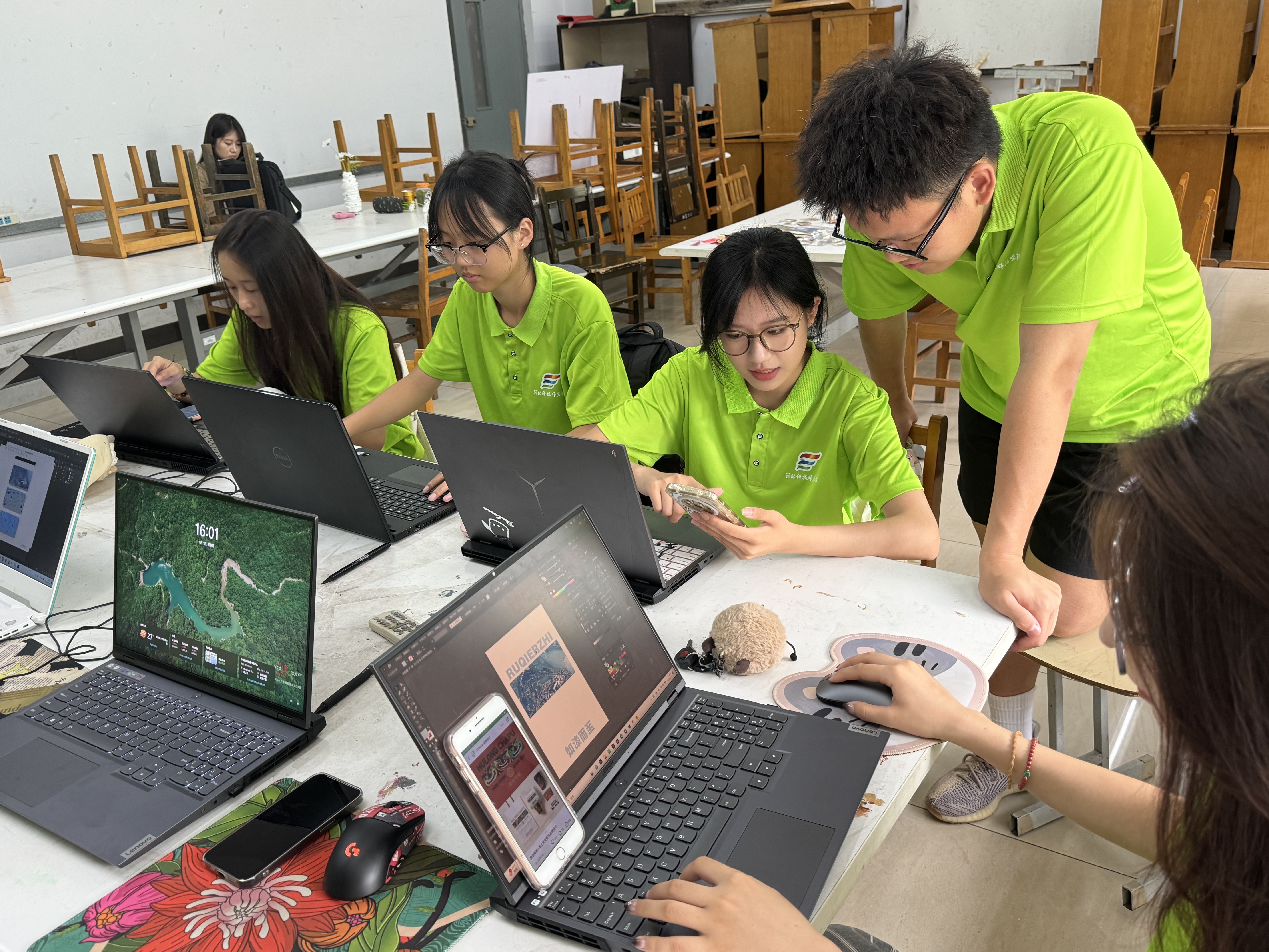 6.团队成员积极探讨设计理念1.jpg