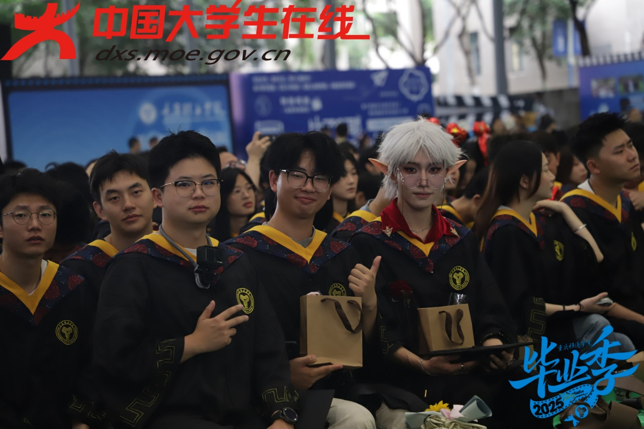 定格镜头下即将离校的你们。