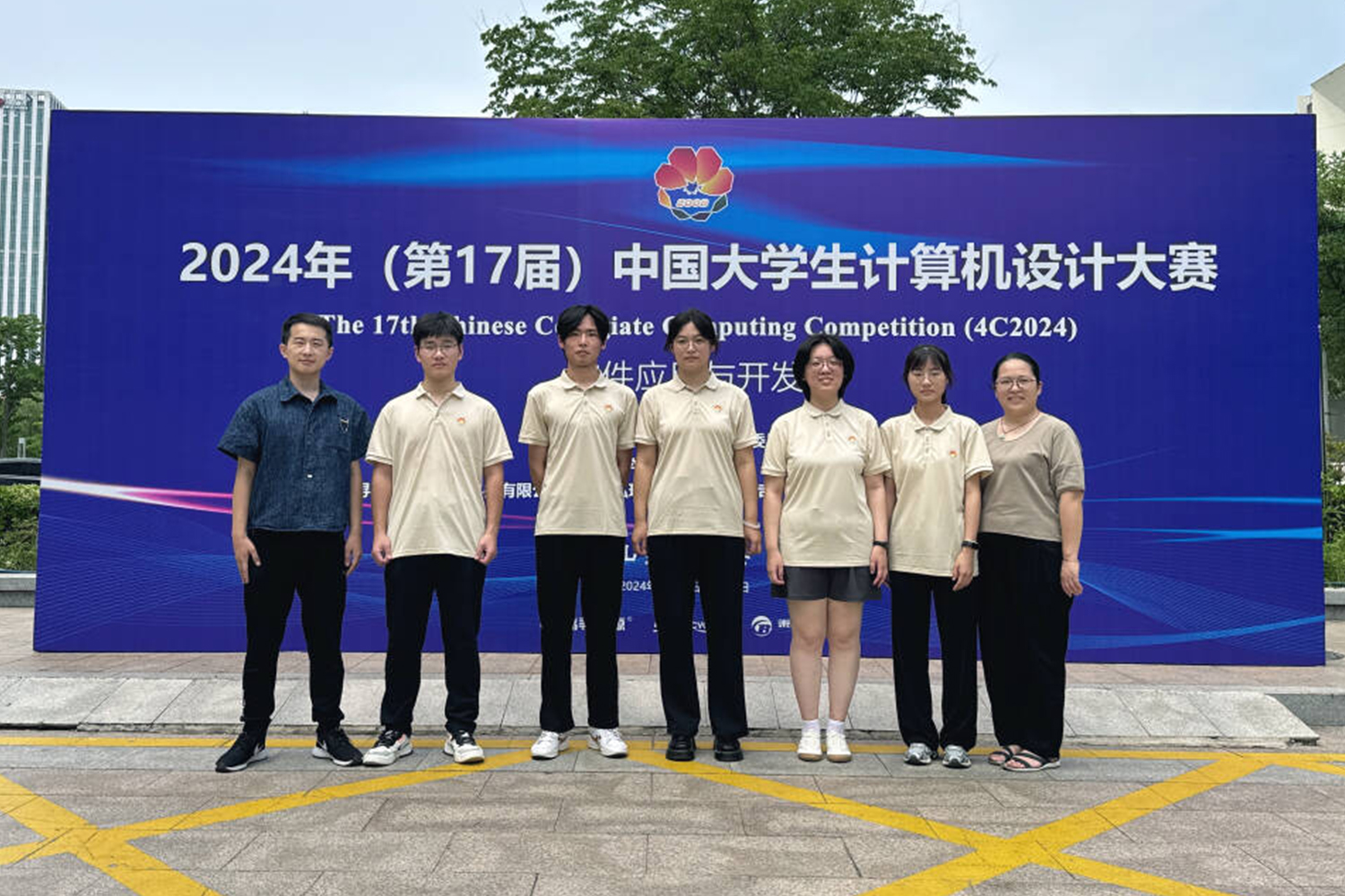 胡穎和同學們參賽（右三）.jpg