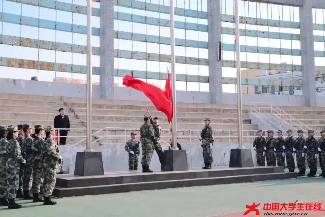 国旗伴随国歌冉冉升起.jpg 国旗伴随国歌冉冉升起.jpg
