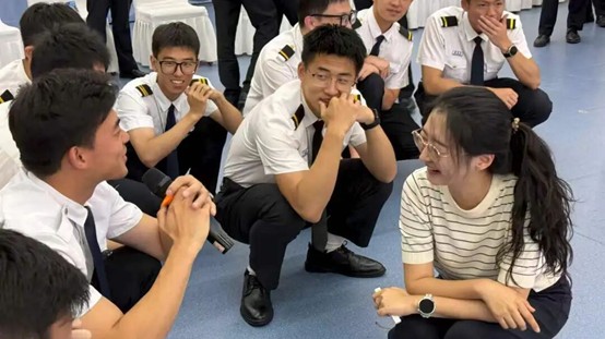张老师对同学们进行辅导.jpg