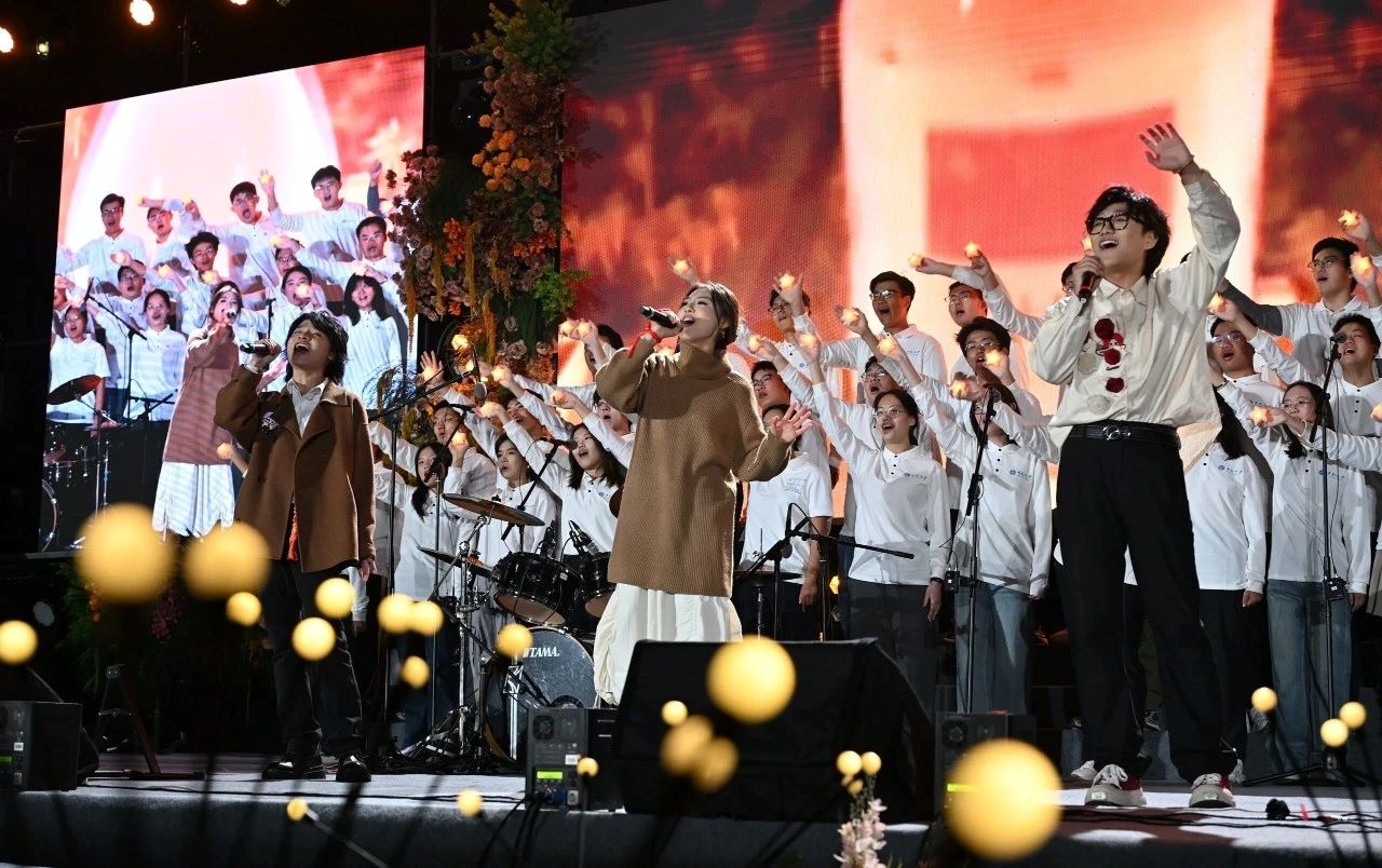 在“k歌之王挑战赛”上大展歌喉，在专属签名墙留下自己的青春印记，在“以墨传情”摊位品味书法魅力，在“指尖茶韵”调制自己的养生茶包……