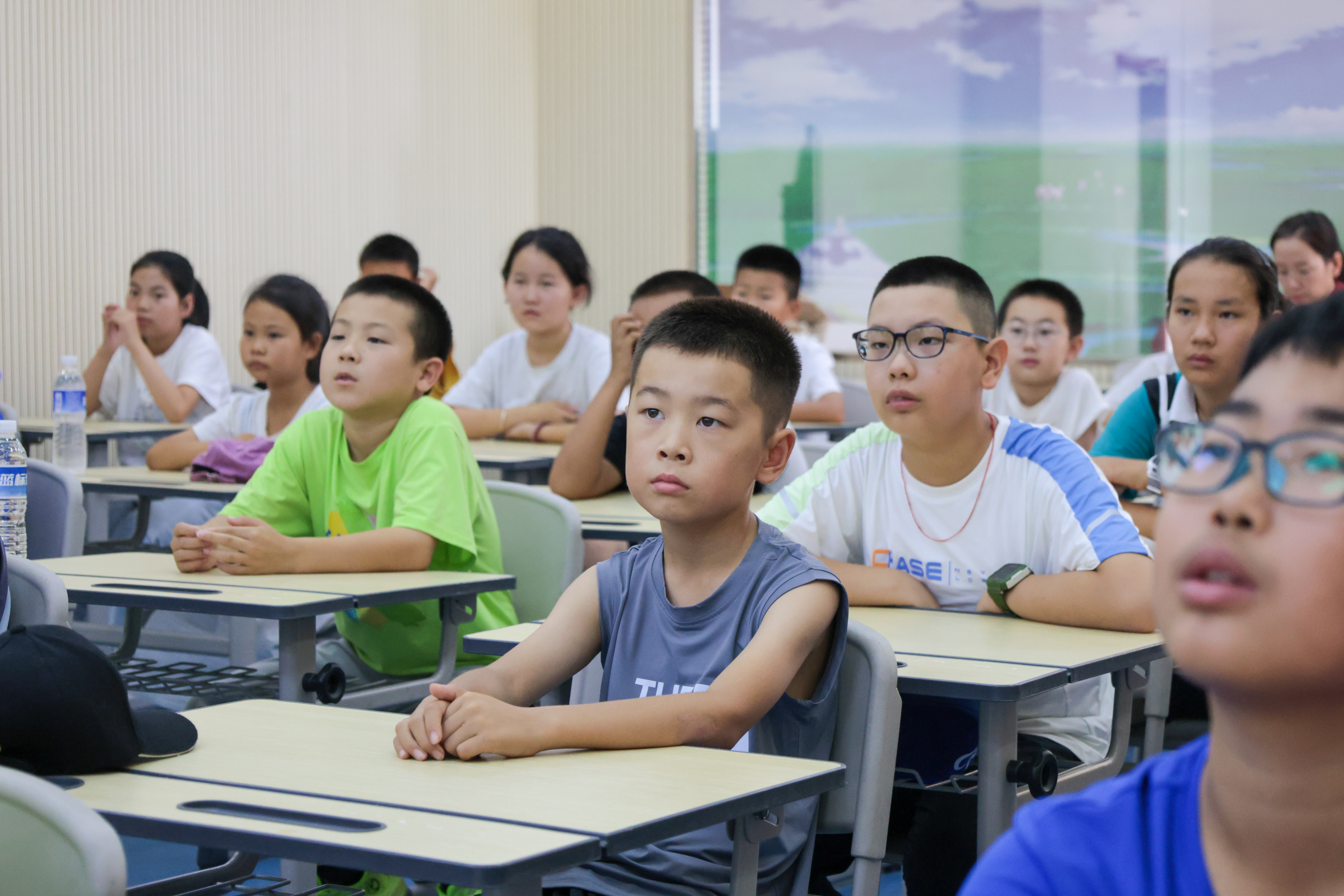 学生在认真听讲 季粟萍摄.jpg