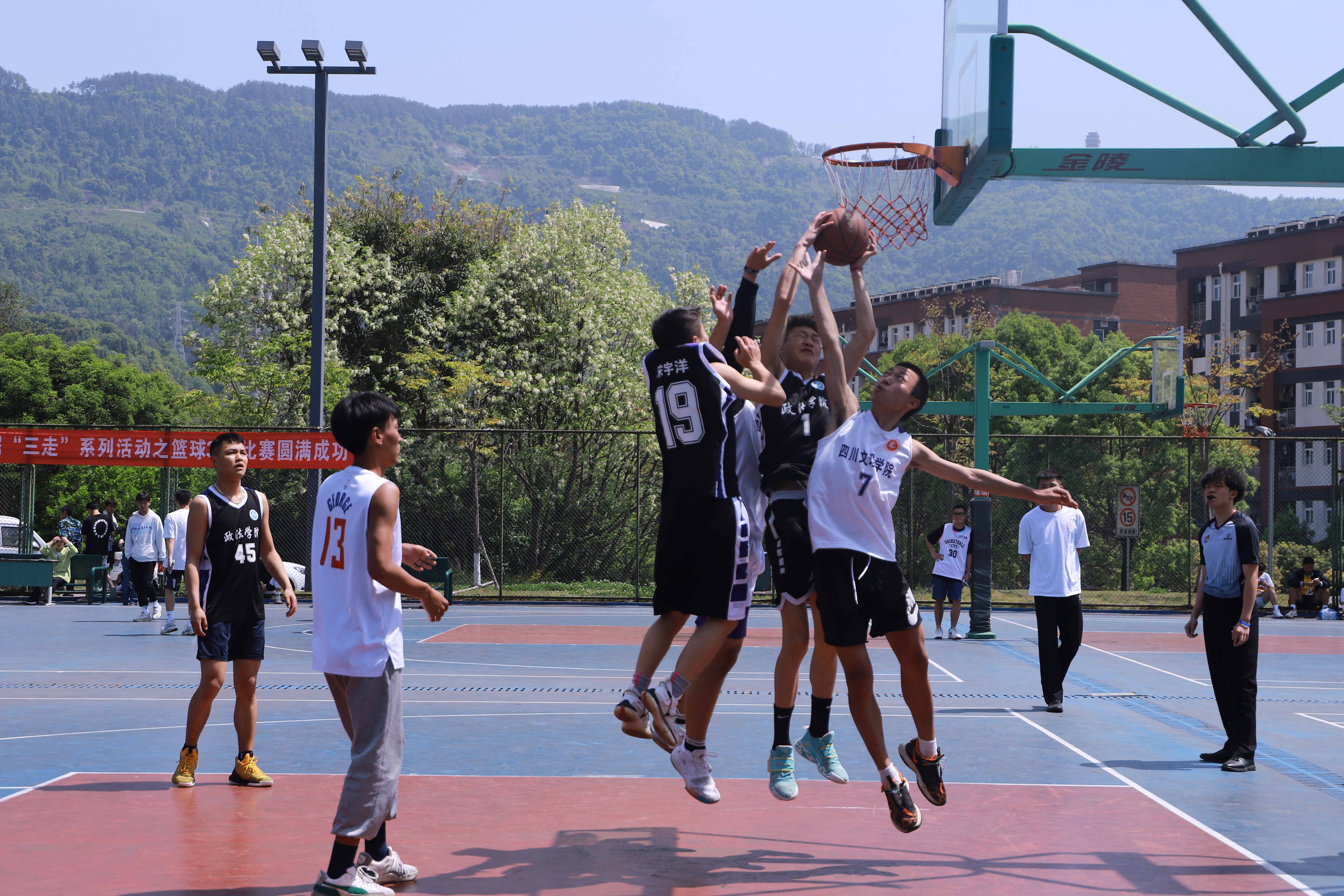 四川文理学院三走篮球比赛开始啦