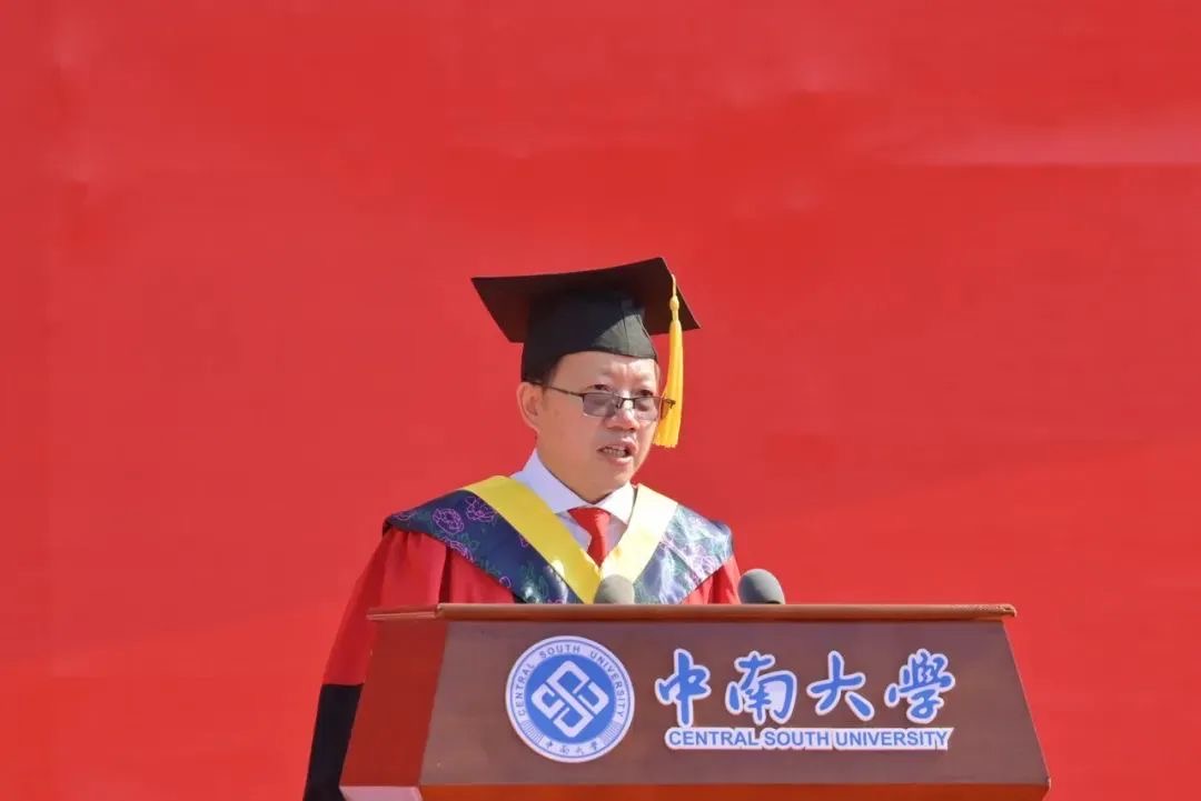 中南大学副校长柴立元宣读学校学位评定委员会决议。