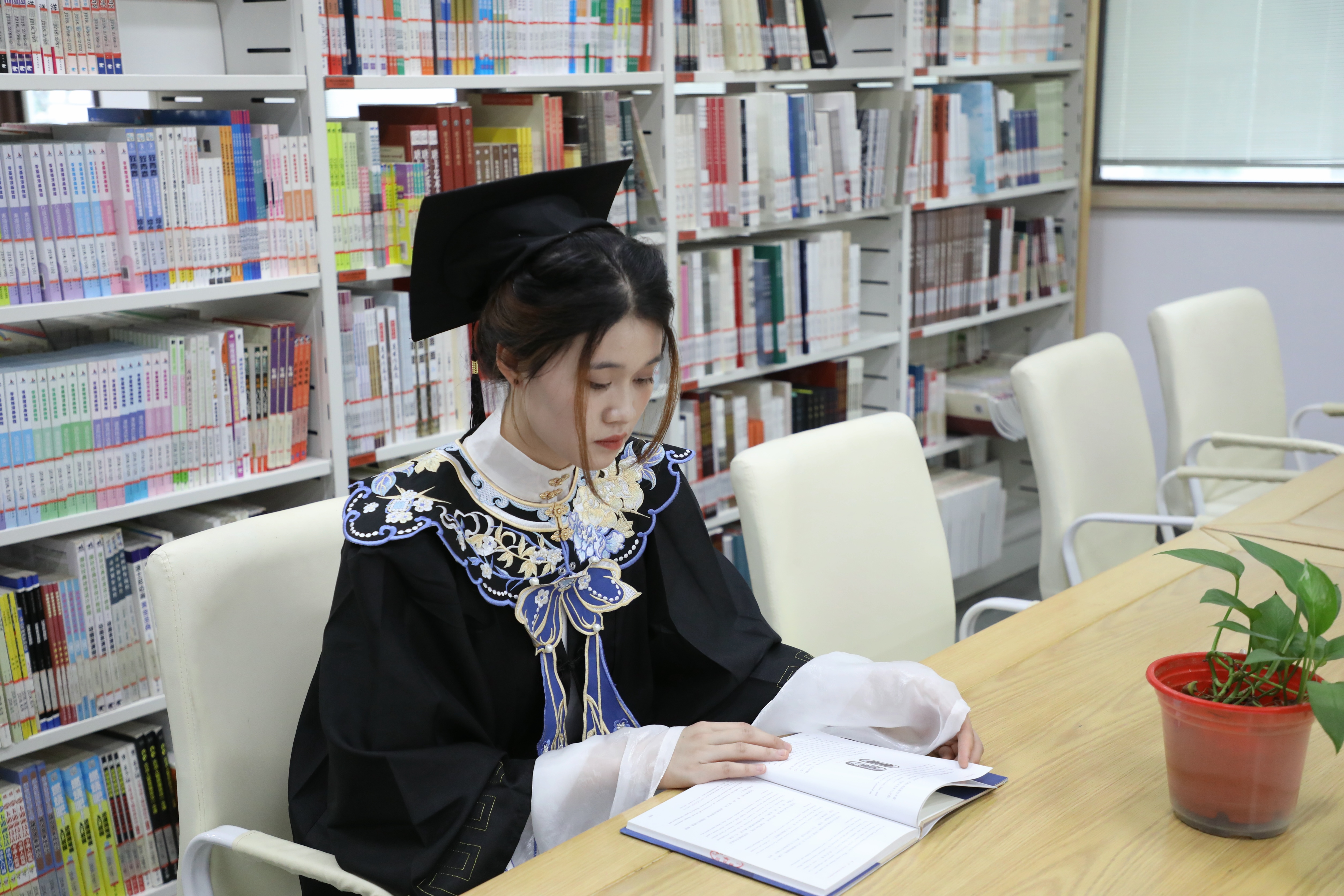綠茵場上的裙擺輕揚，簪花與學士服碰撞出別樣浪漫