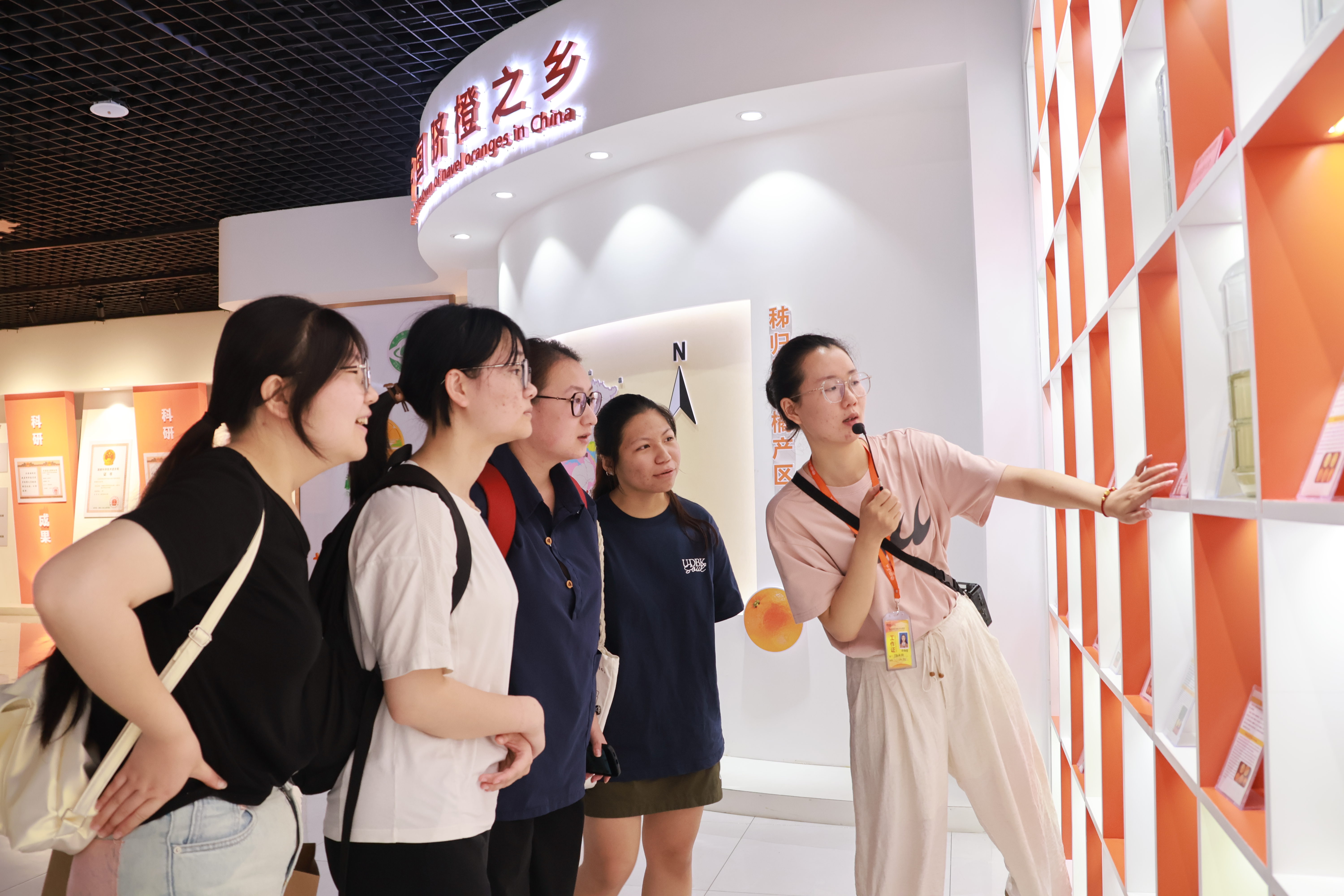 讲解员为实践团成员讲解柑橘种类 翟紫涵摄.jpg
