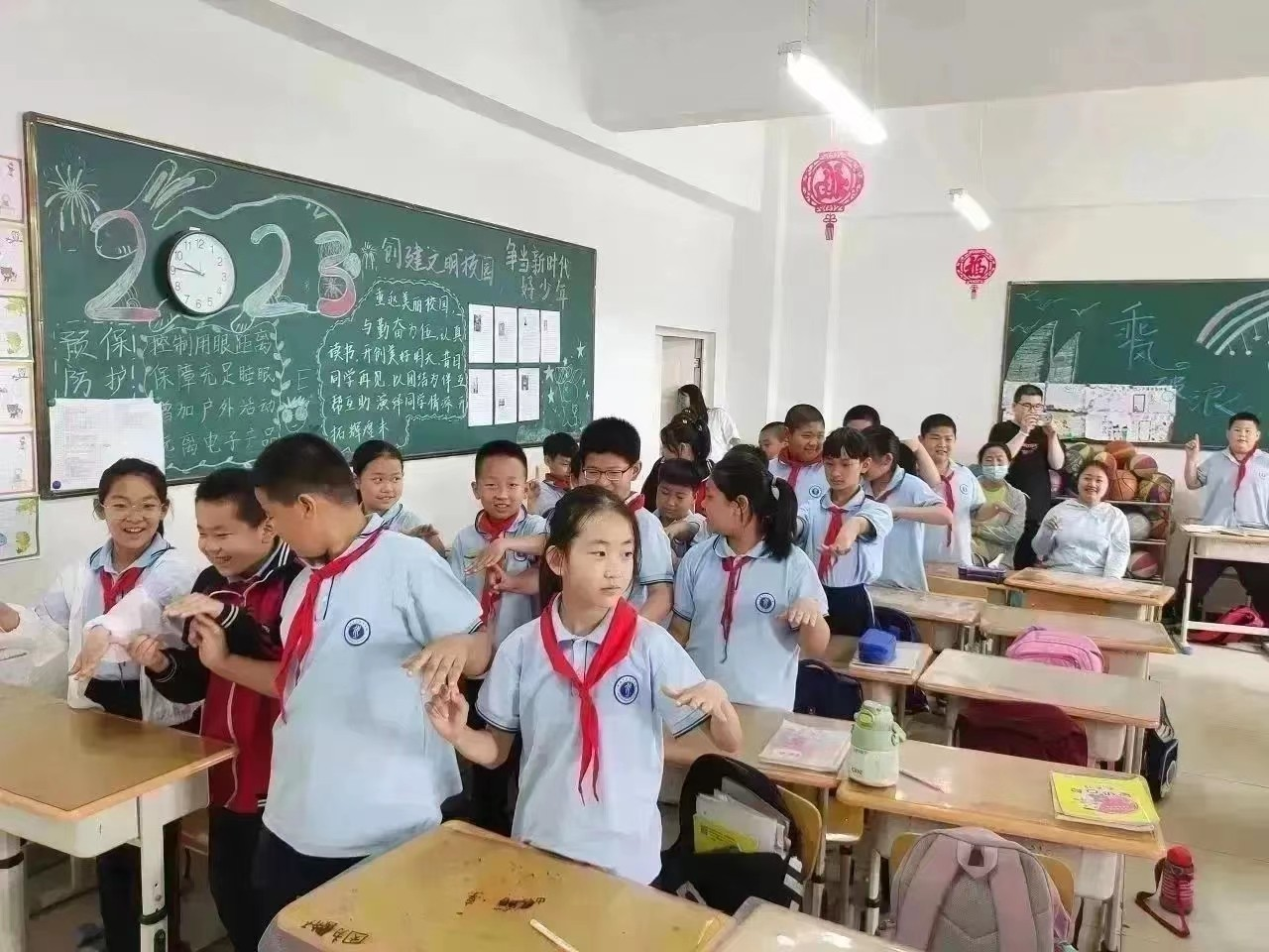 图片17.在汇水湾小学开展班集体凝聚力主题拓展.png