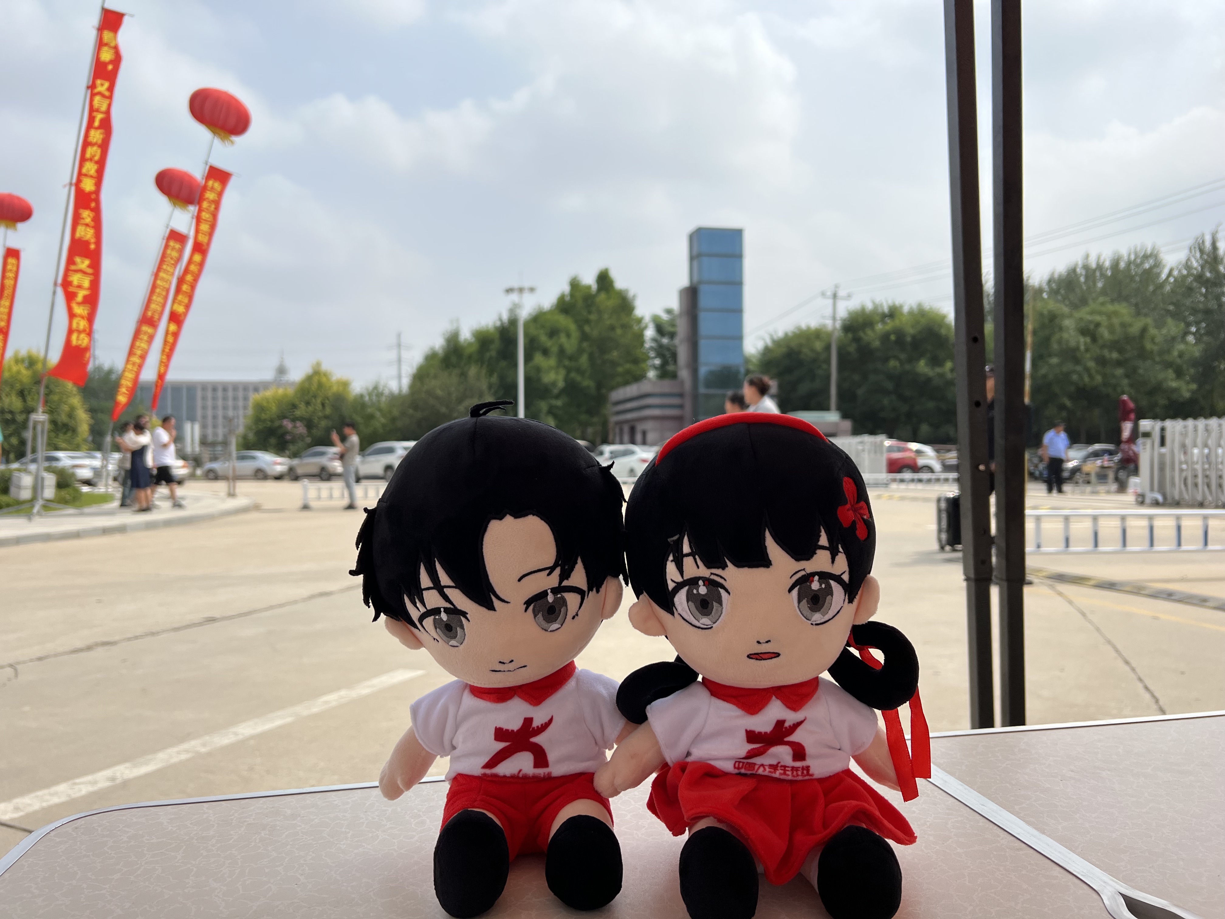 小中在校门口迎接新同学