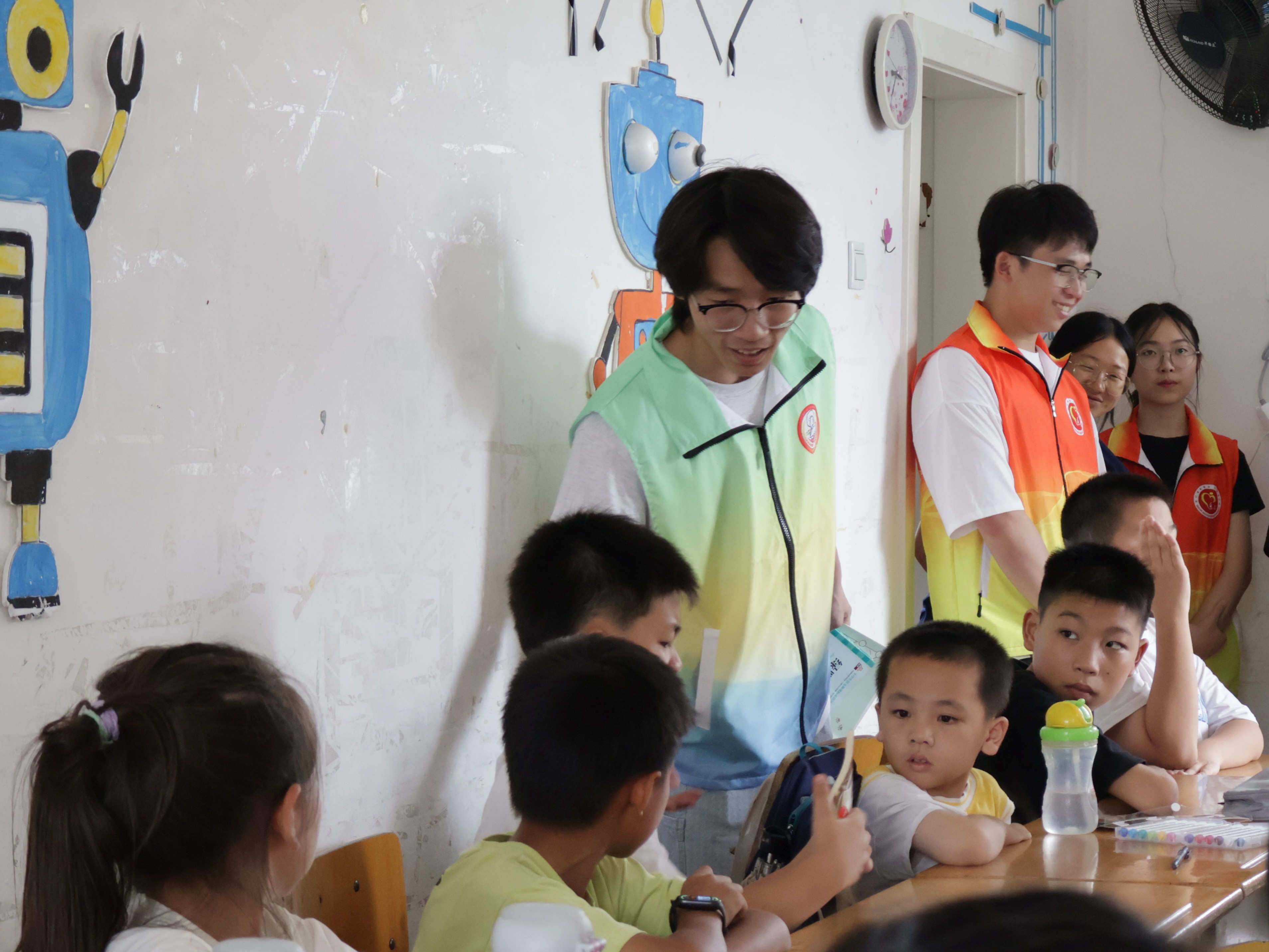 05图为队员潘永才为答对问题的小朋友送上精美的奖品，只要是主动举手回答问题的小朋友，不管结果是否正确，都收到了小礼物，相信这种奖励机制能让小朋友们在往后的课堂中踊跃发言。 董苏丹 供图