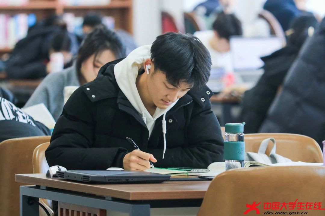 认真学习的同学侧脸.赵美含摄.jpg