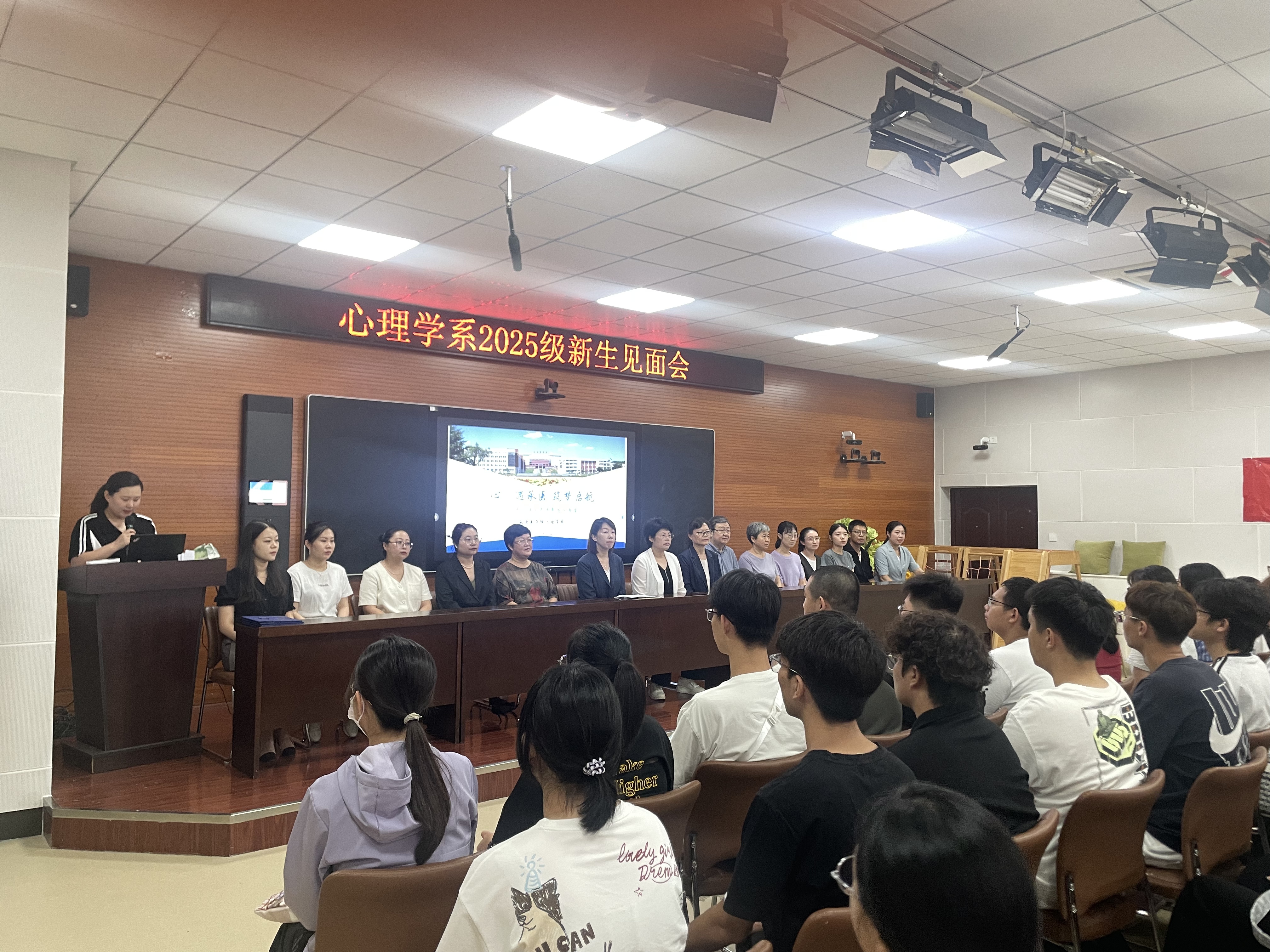 8全系领导老师与新生见面会.jpg 8全系领导老师与新生见面会.jpg