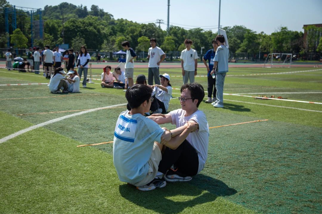 相互协作的旱船是团结与信任的体现；板鞋竞速更是个人协调与队友齐心的表现。