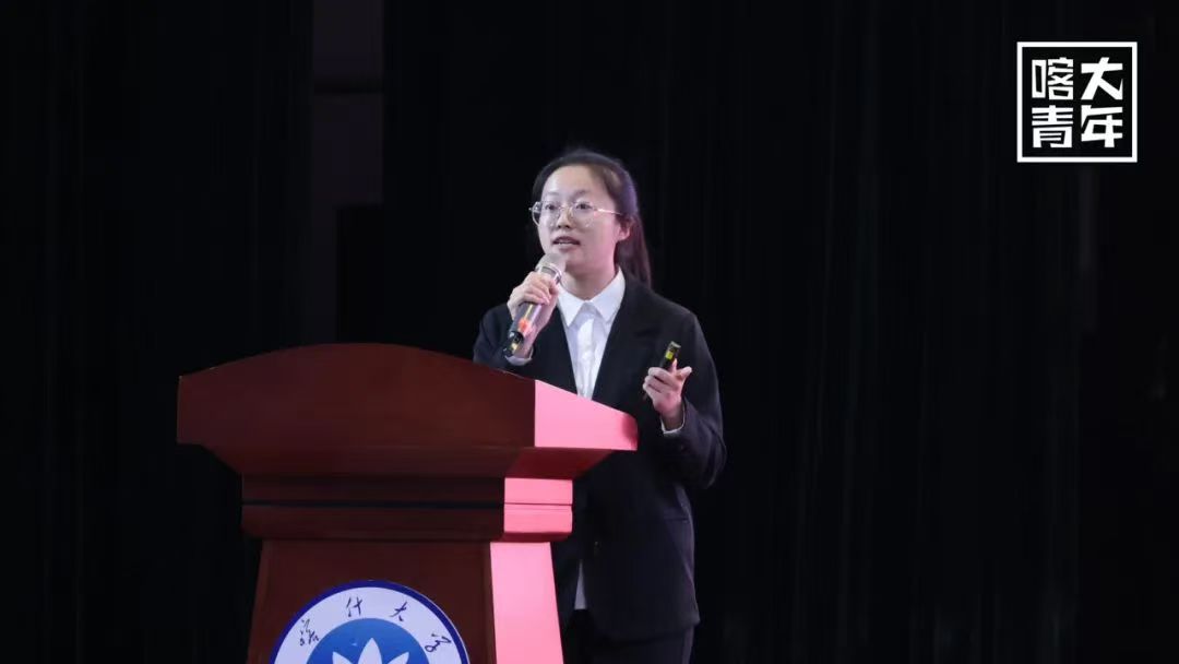 图为“新疆故事我来讲”胥佳诺带领同学们了解布茹玛汗·毛勒朵的戍边故事。毕家悦 供图