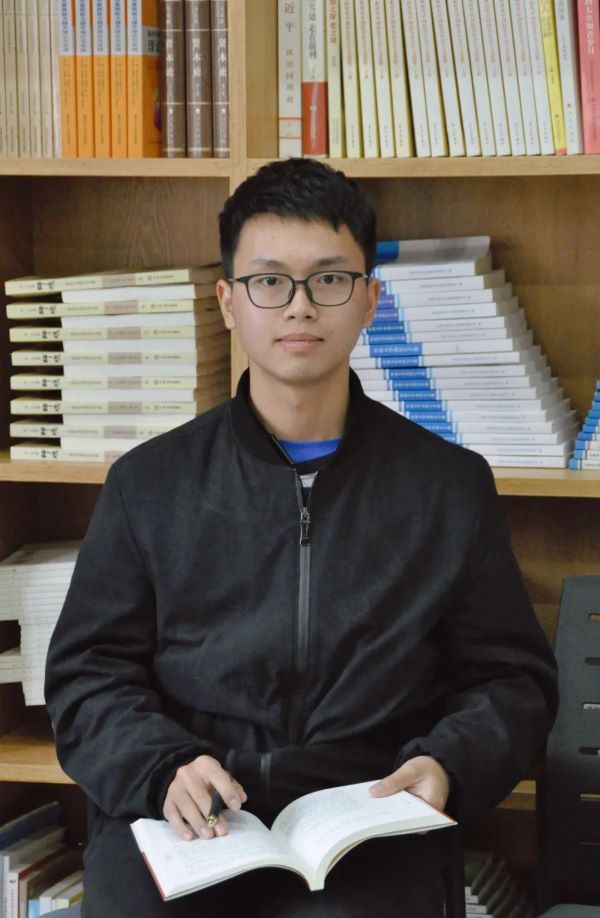 周赞，微电子2001班，主攻建模，辅助编程与论文写作。各学期加权平均成绩均稳居专业第1，获国家奖学金2次、学年特等奖学金1次、学年一等奖学金1次
