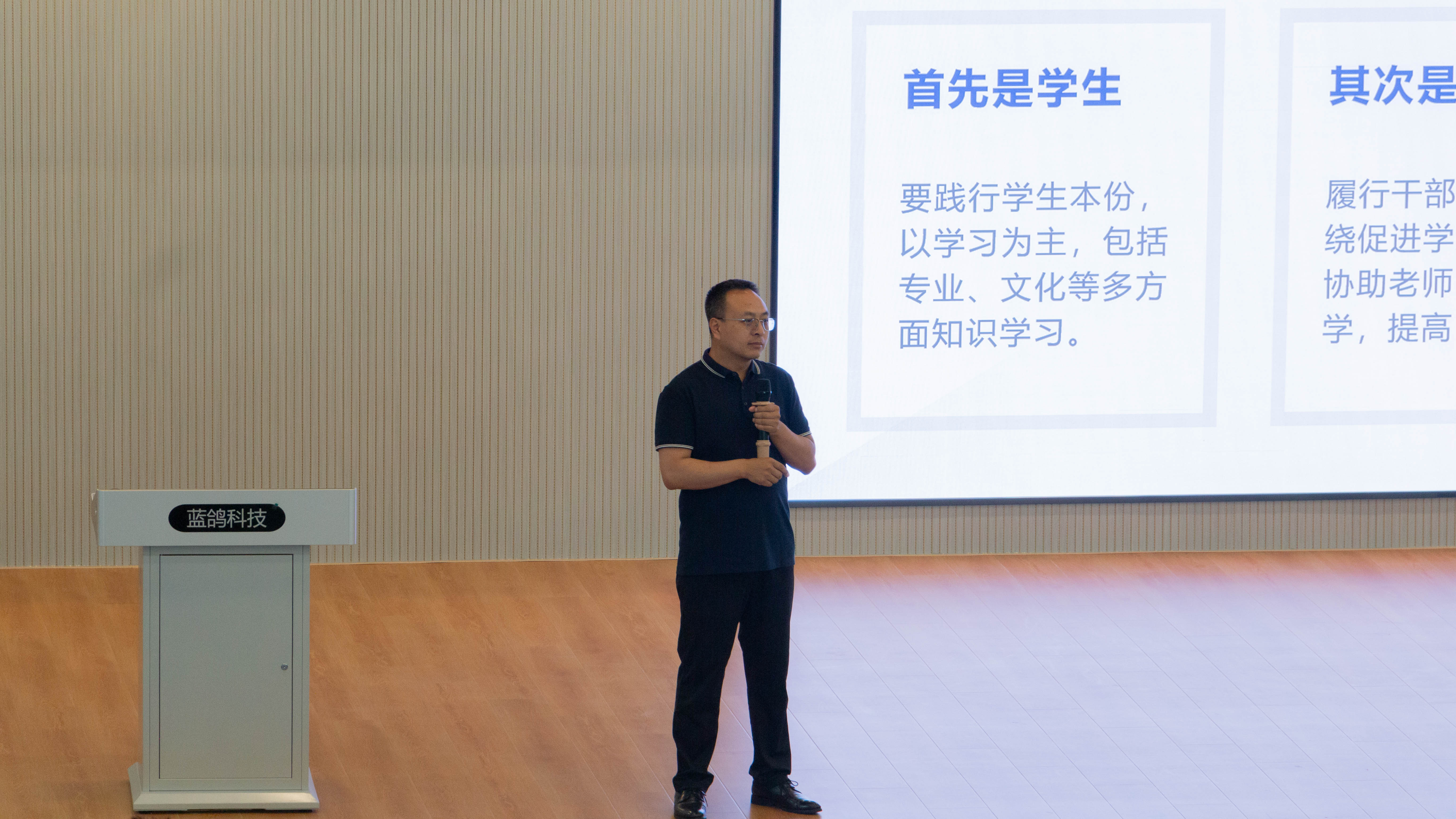 图:党总支书记关生福做经验交流.jpg 图:党总支书记关生福做经验交流.jpg