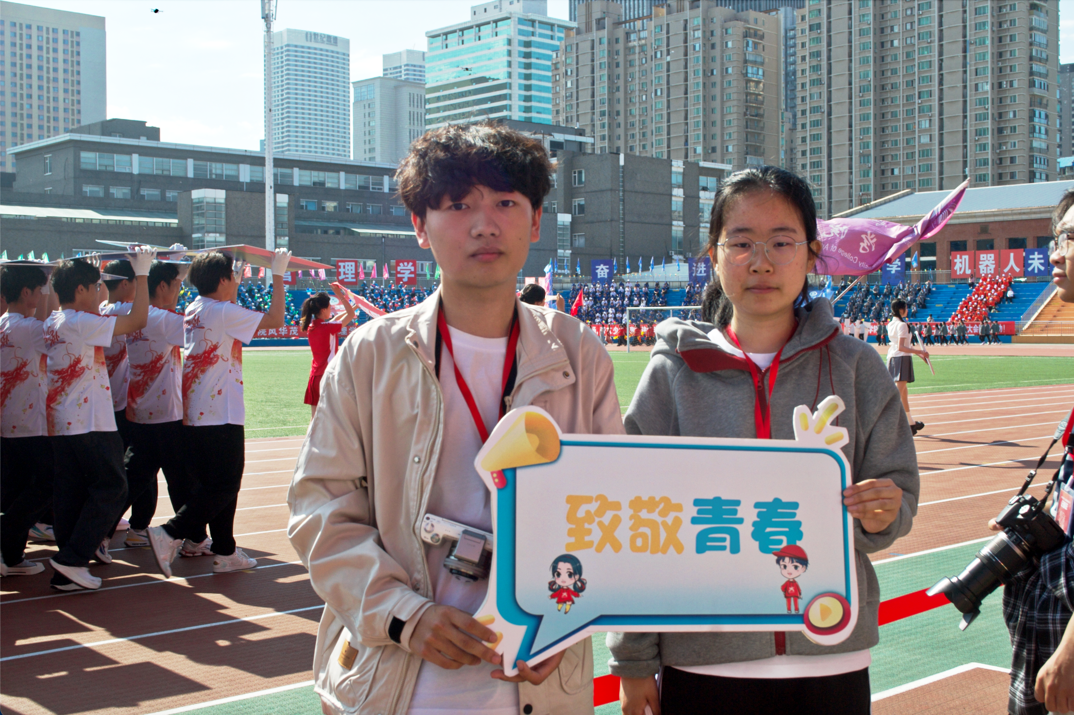 往前沖是青春，向陽(yáng)盛開(kāi)是我們，運(yùn)動(dòng)會(huì)追光的我們致敬青春。