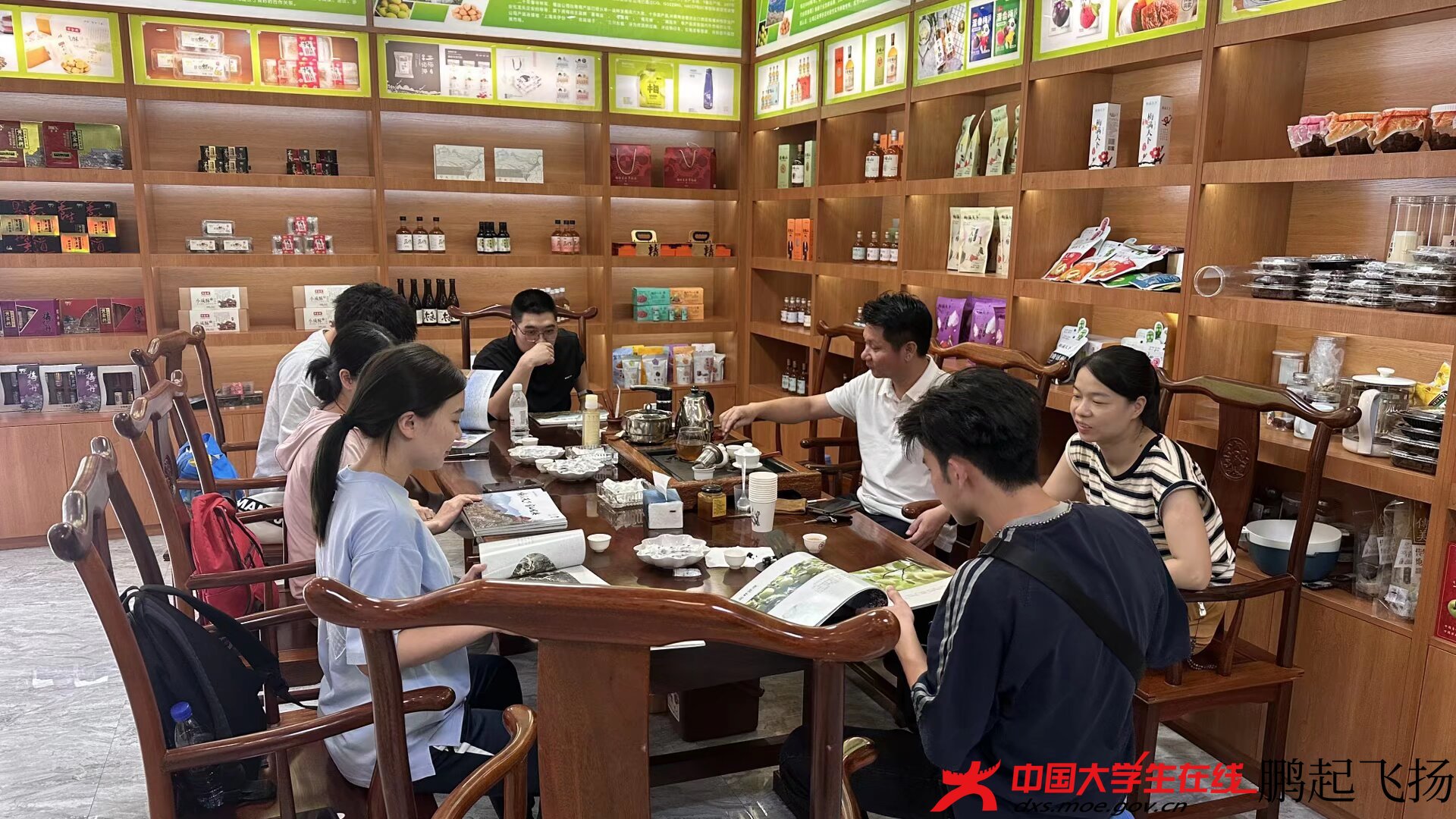 队员与局长探讨青梅.jpg