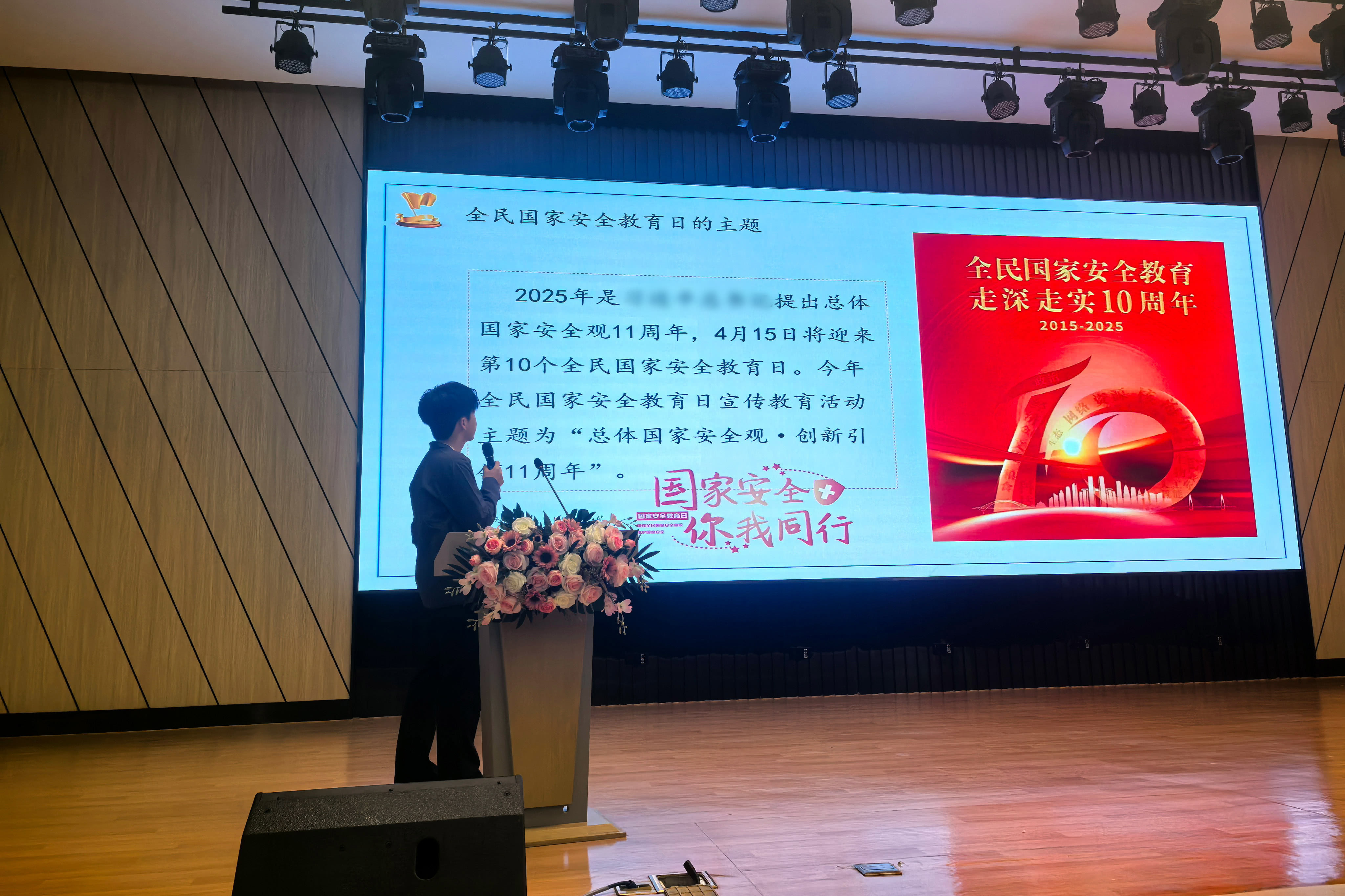 法学院学子回到高中母校开展团课宣讲(供图:王祉皓.jpg 法学院学子回到高中母校开展团课宣讲(供图:王祉皓.jpg