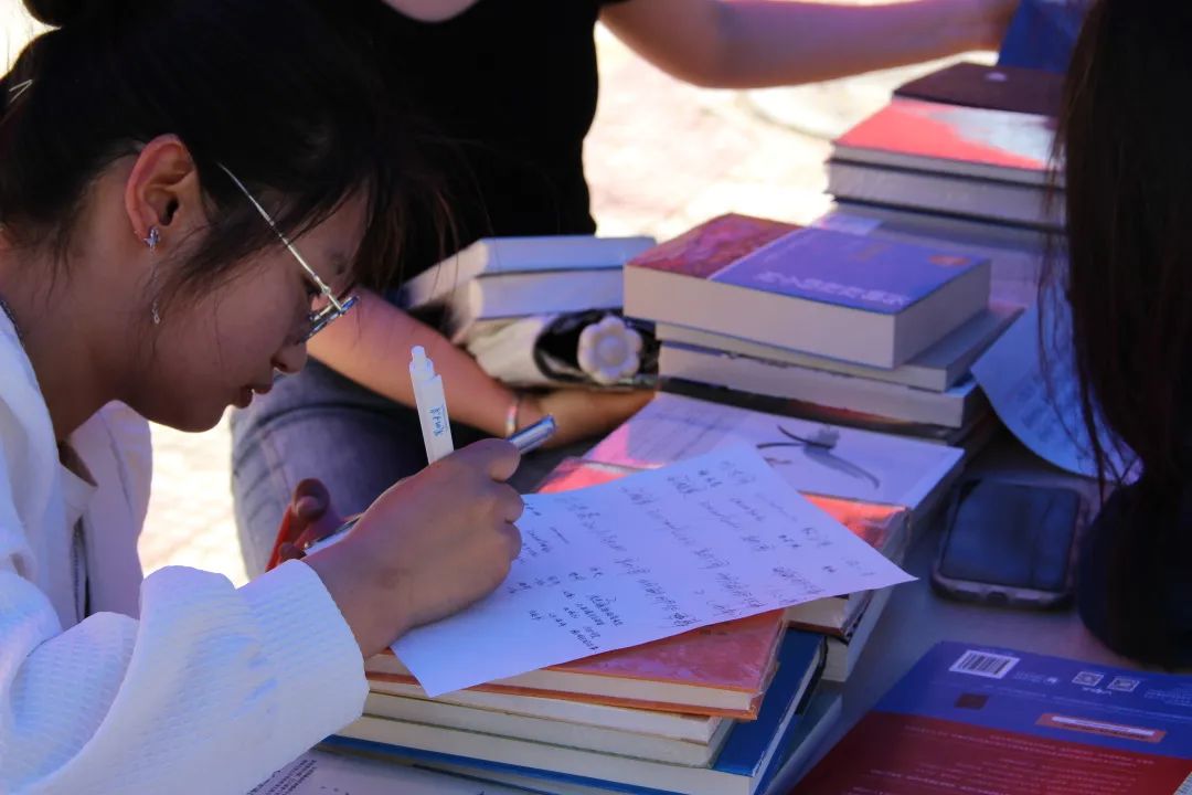 小中一起在知识的密林里阅无止境在灵动的人生中游刃有余制作|莫景晖