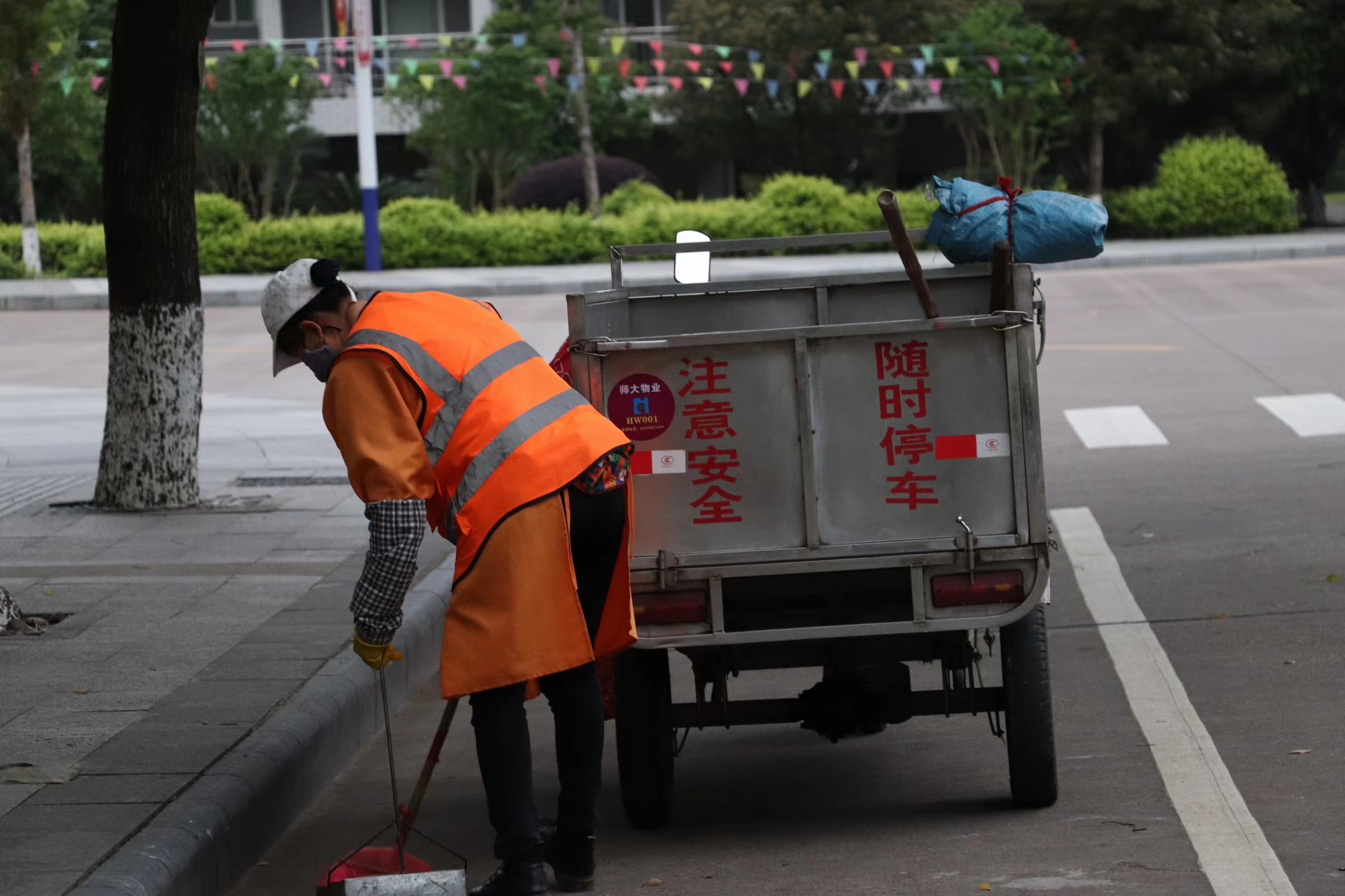 环卫阿姨打扫路边垃圾。.jpg 环卫阿姨打扫路边垃圾。.jpg
