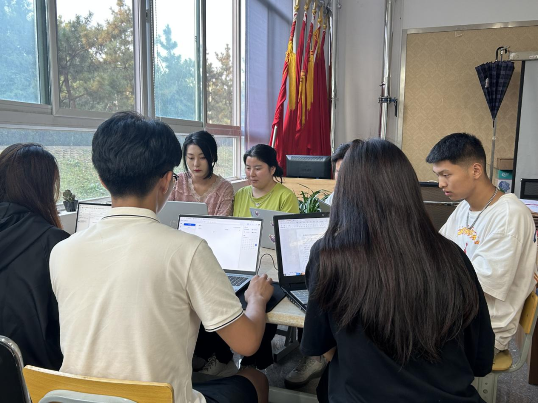 图为梦想泰职新媒体服务队在开组内讨论会。.png 图为梦想泰职新媒体服务队在开组内讨论会。.png