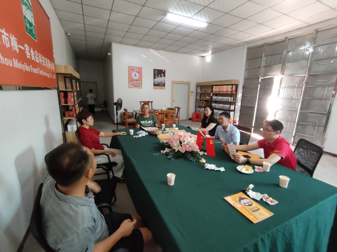 教师“轻骑兵”团队在梅州市梅一客食品科技有限公司.png