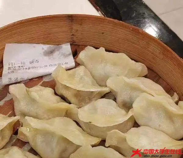 团团圆圆吃饺子。王依彤摄.jpg 团团圆圆吃饺子。王依彤摄.jpg