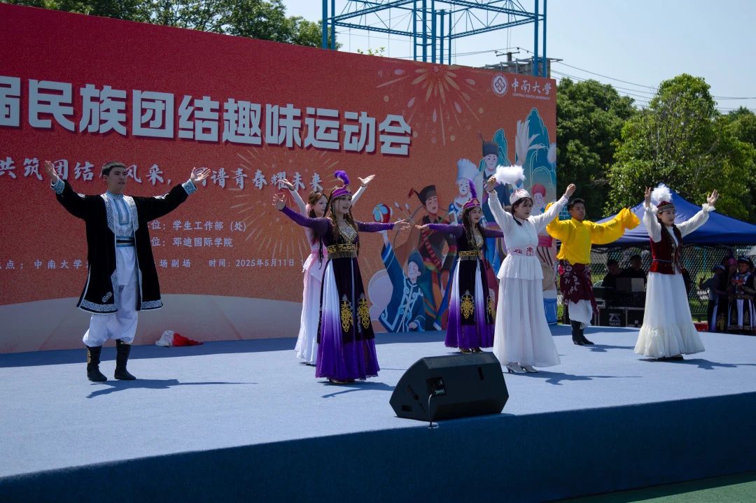 裁判代表和运动员代表宣誓后，运动会正式拉开帷幕。